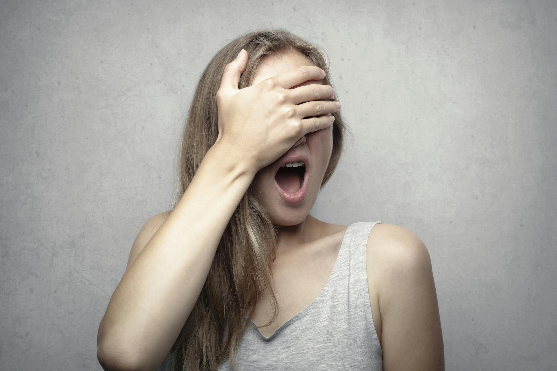 Une femme choquée se couvrant les yeux | Source : Unsplash