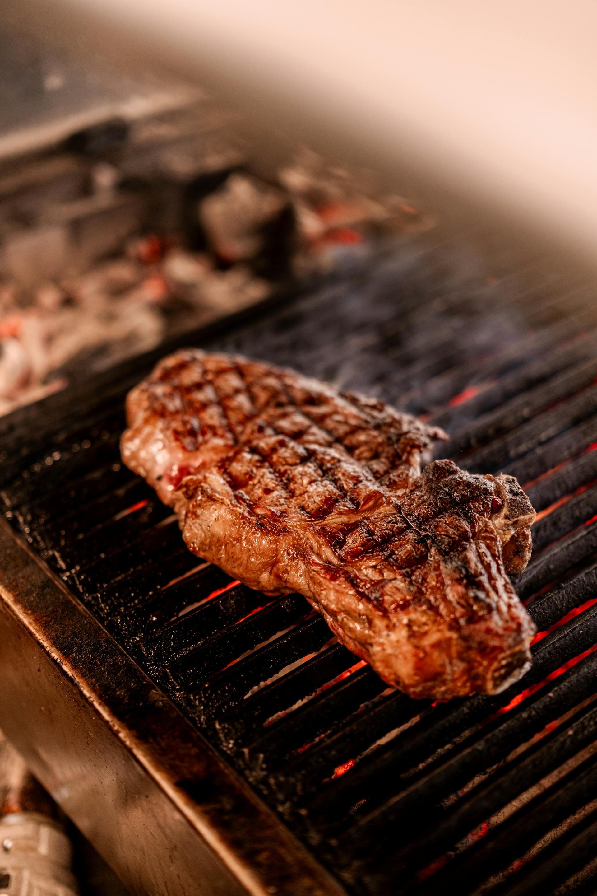 Un morceau de steak grillé sur un barbecue à flamme nue | Source : Pexels