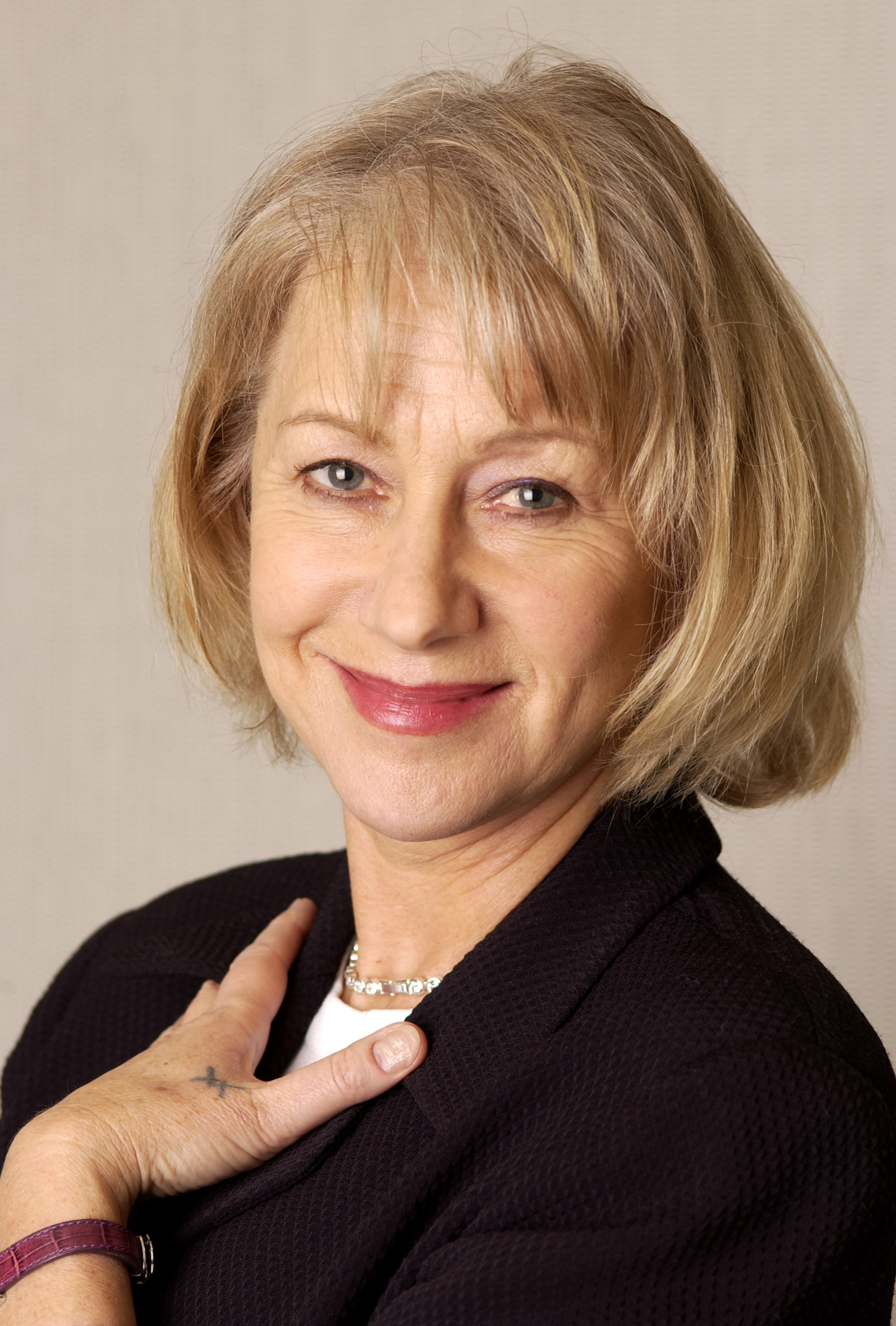 Helen Mirren lors d'une séance photo en studio pour « Last Orders », posant devant un fond neutre à New York | Source : Getty Images