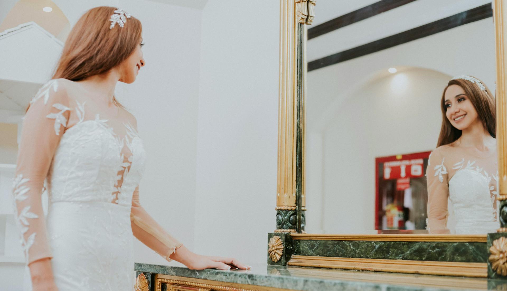 Une mariée ravie qui s'admire dans le miroir | Source : Pexels