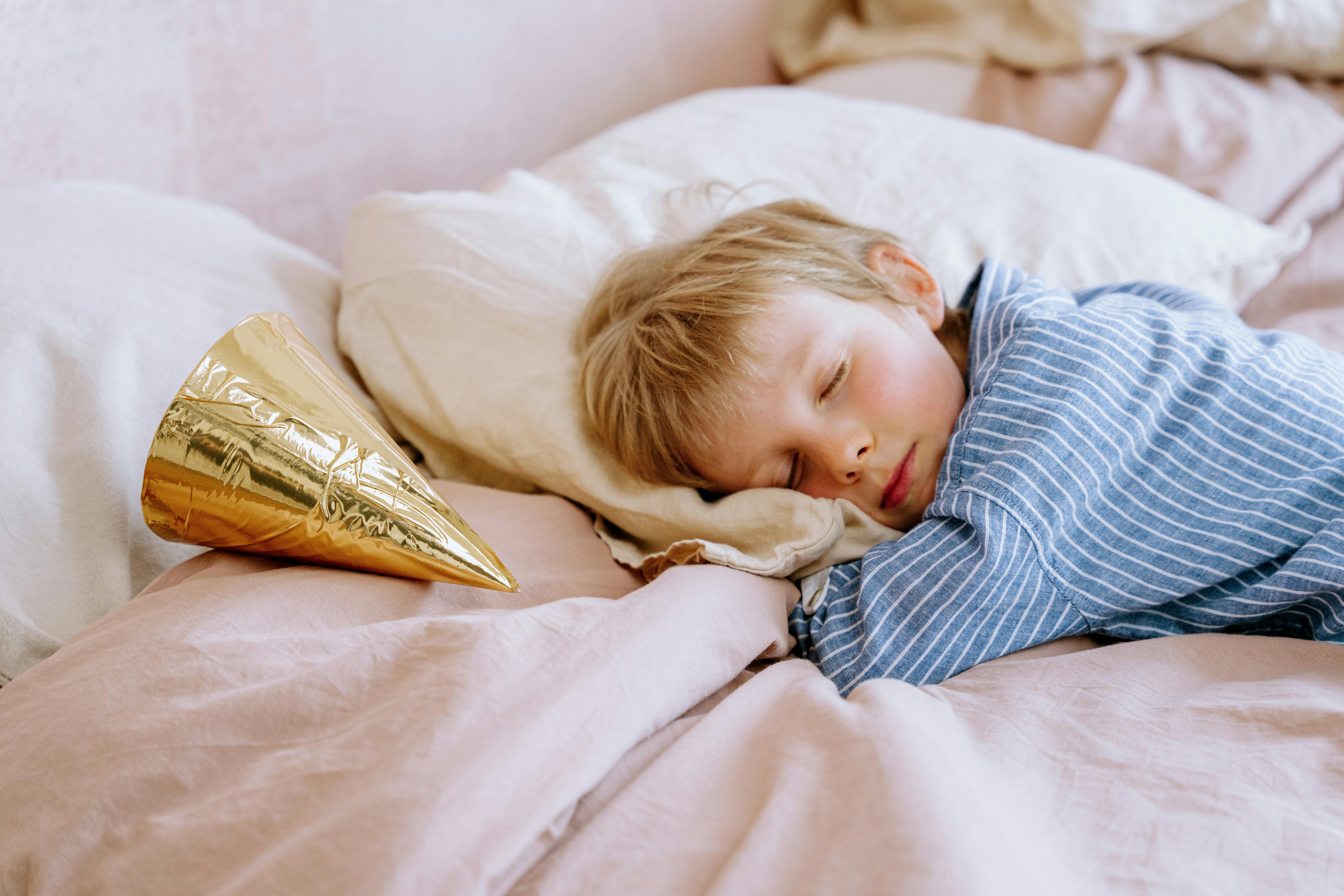 Un garçon qui dort dans son lit | Source : Pexels