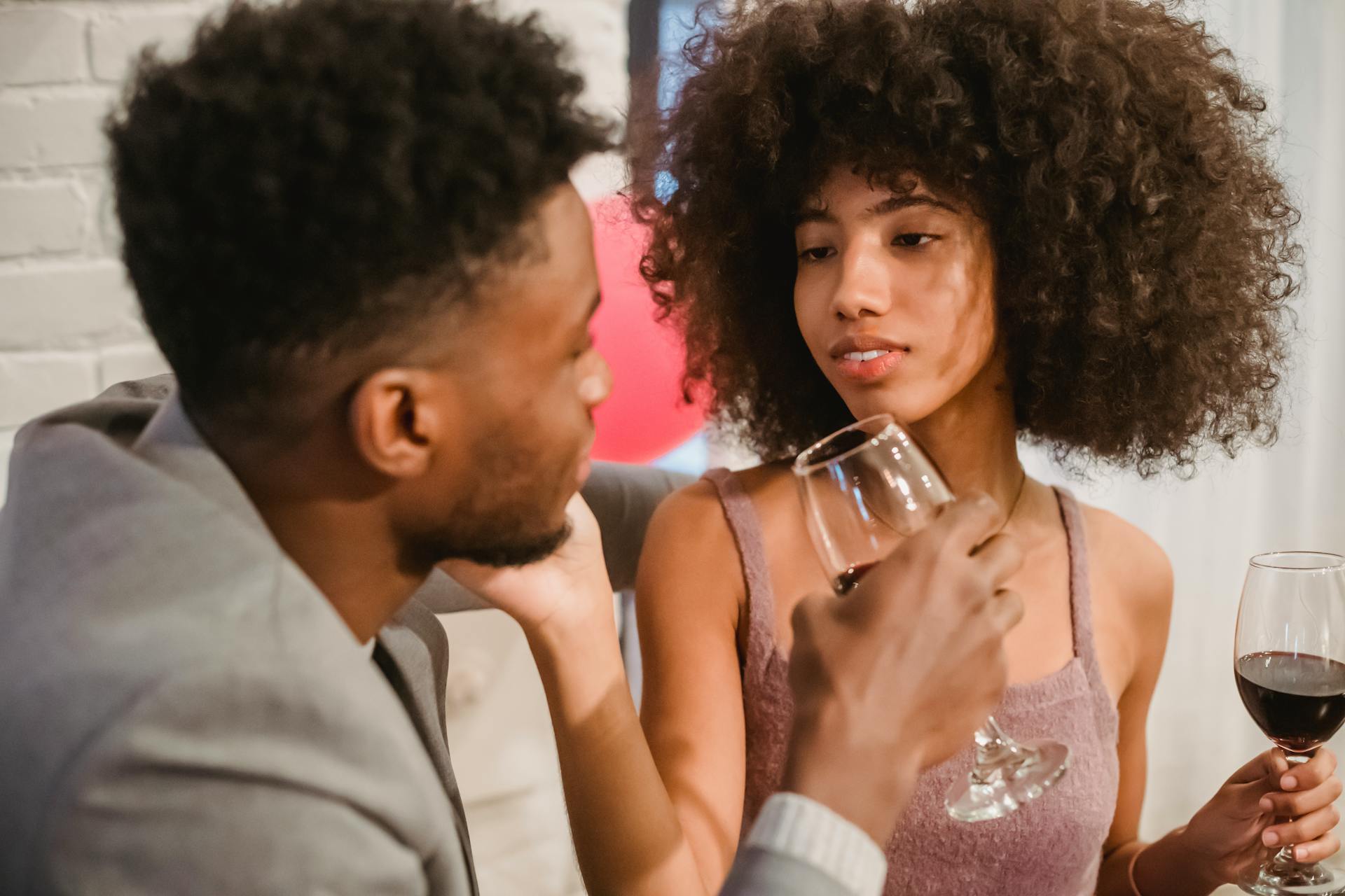 Un homme et une femme en train de dîner | Source : Pexels