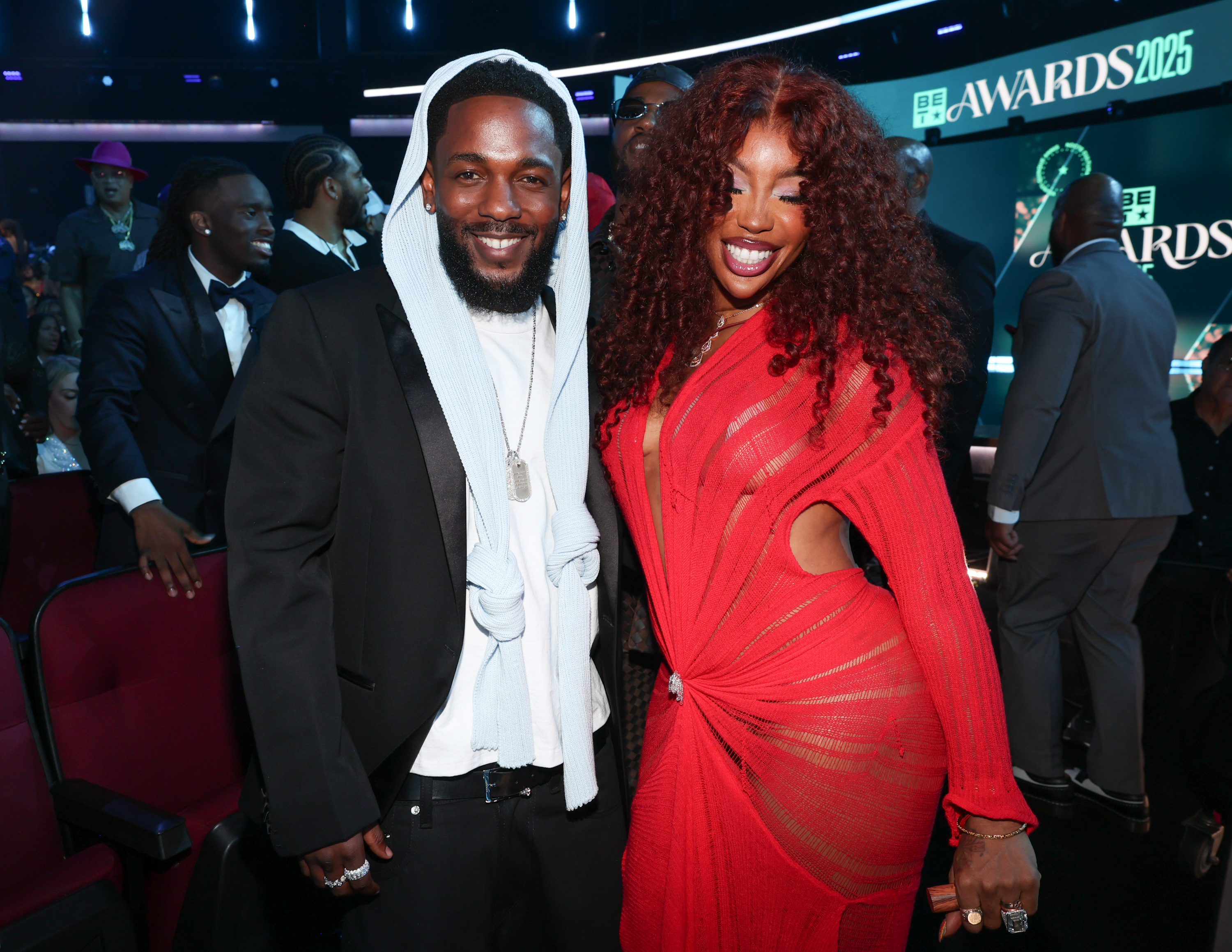 Kendrick Lamar pose avec SZA lors des BET Awards 2025, où les deux artistes ont remporté le prix de la meilleure collaboration pour leur chanson "Luther". Le duo a partagé un moment de célébration au Peacock Theater.