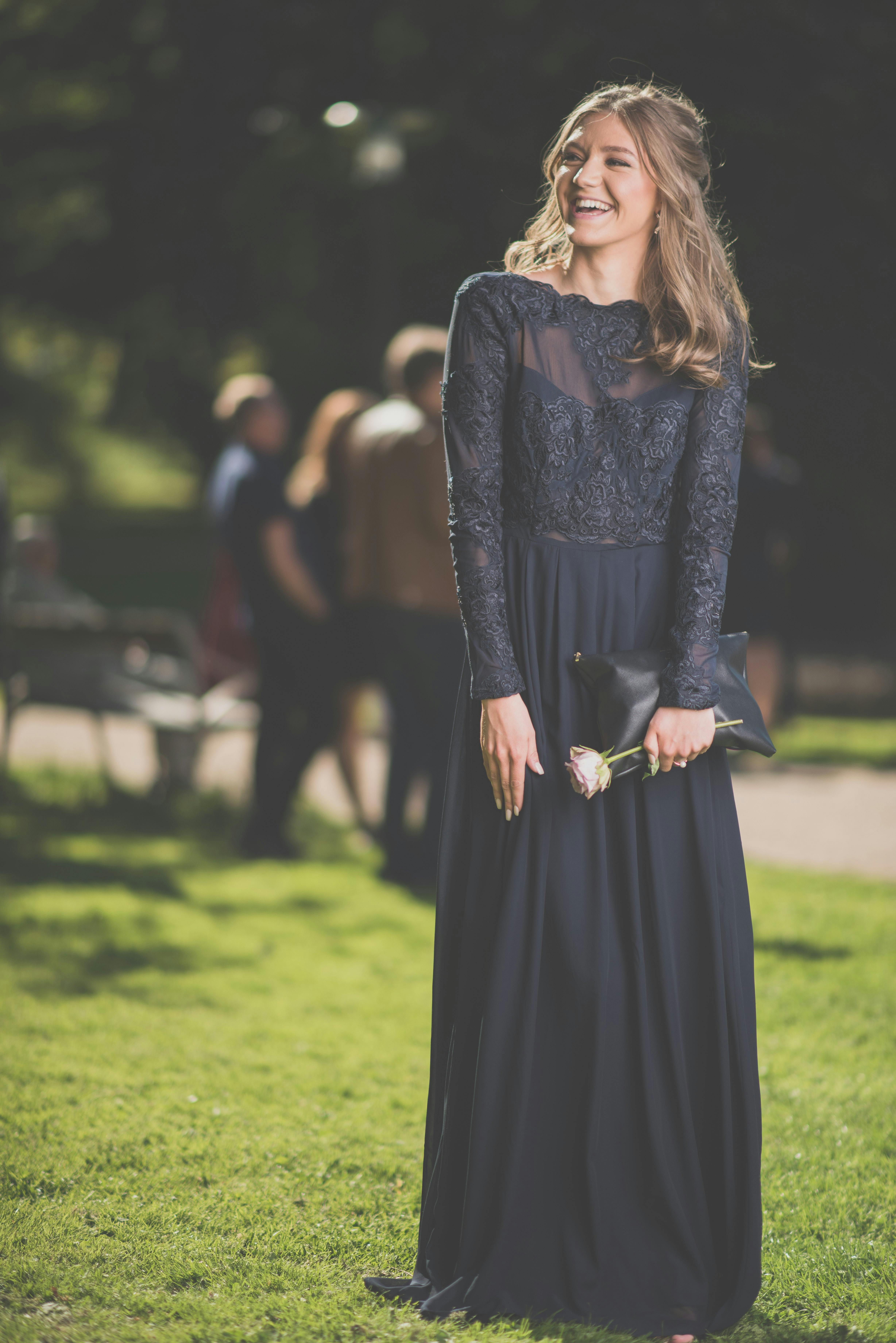 Une fille tenant une fleur | Source : Pexels