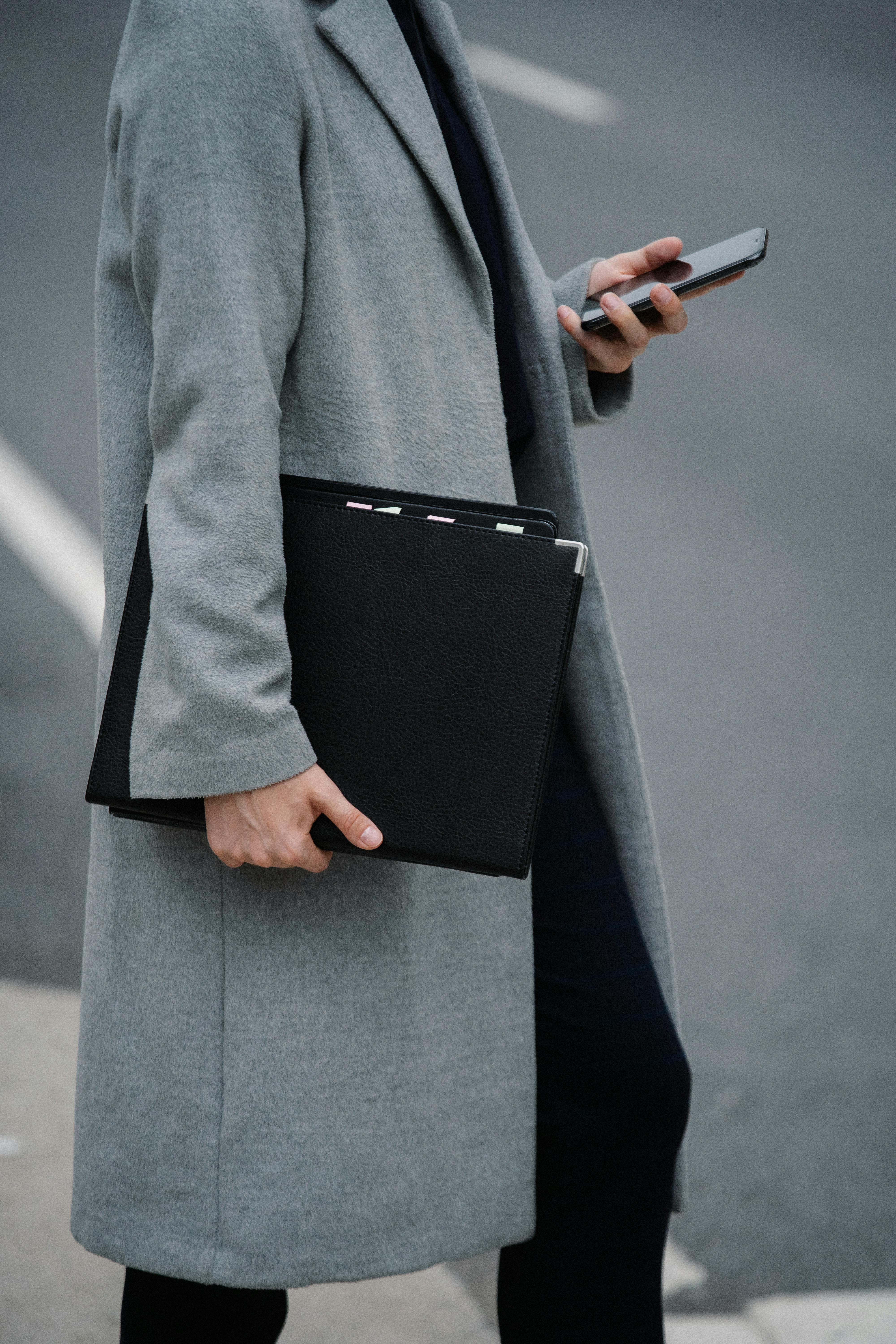 Une femme utilisant son téléphone | Source : Pexels