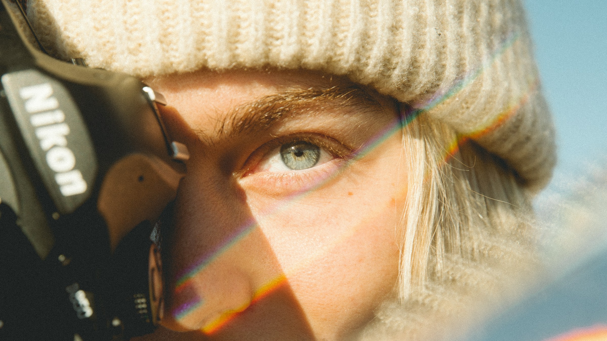 Gros plan sur une femme tenant un appareil photo | Source : Unsplash