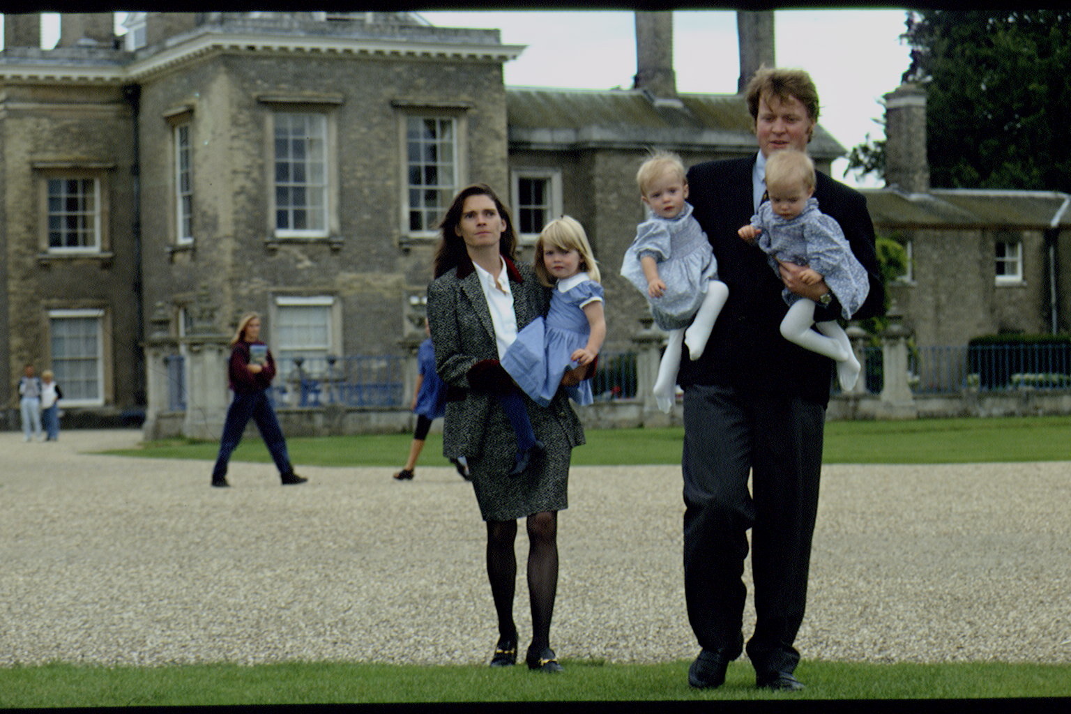 Victoria Lockwood, Lady Kitty, Lady Eliza, Charles et Lady Amelia Spencer à un concours hippique le 18 juillet 1993, dans le Northamptonshire, en Angleterre. | Source : Getty Images