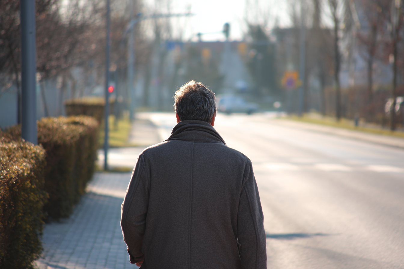 Un homme marchant dans une rue | Source : Midjourney