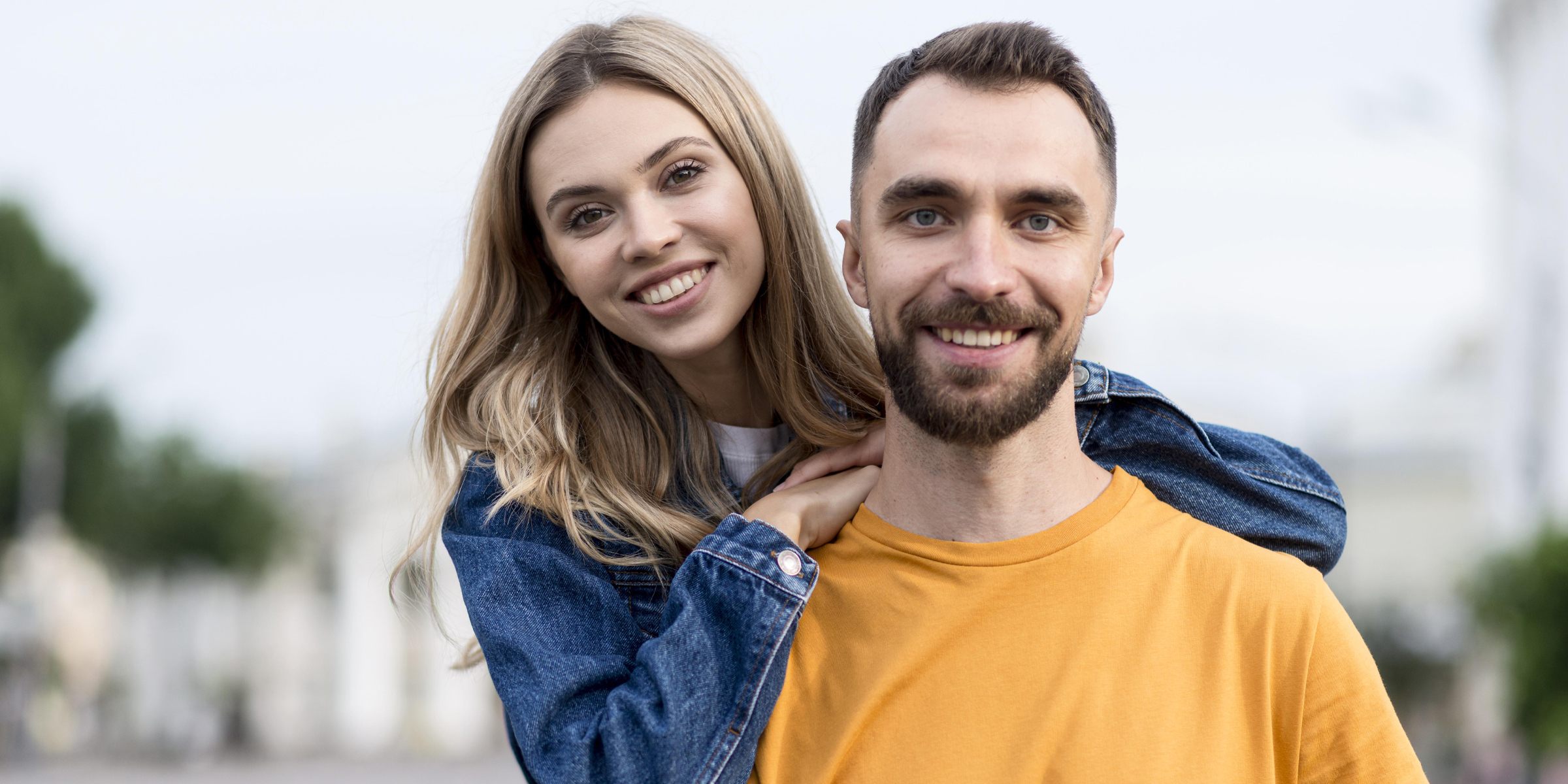 Un couple souriant | Source : Freepik