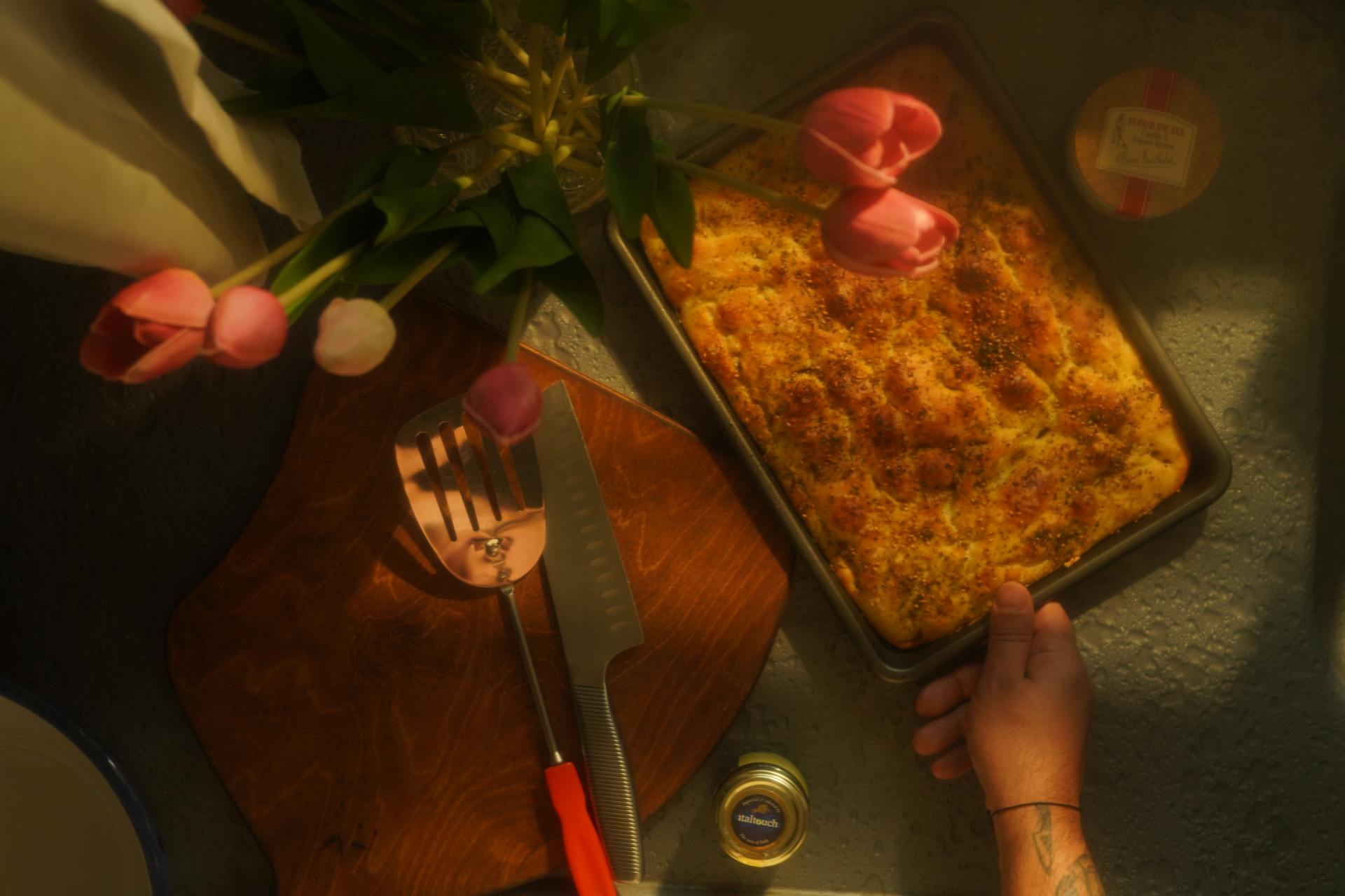 Tarte aux pêches servie sur un plateau | Source : Pexels