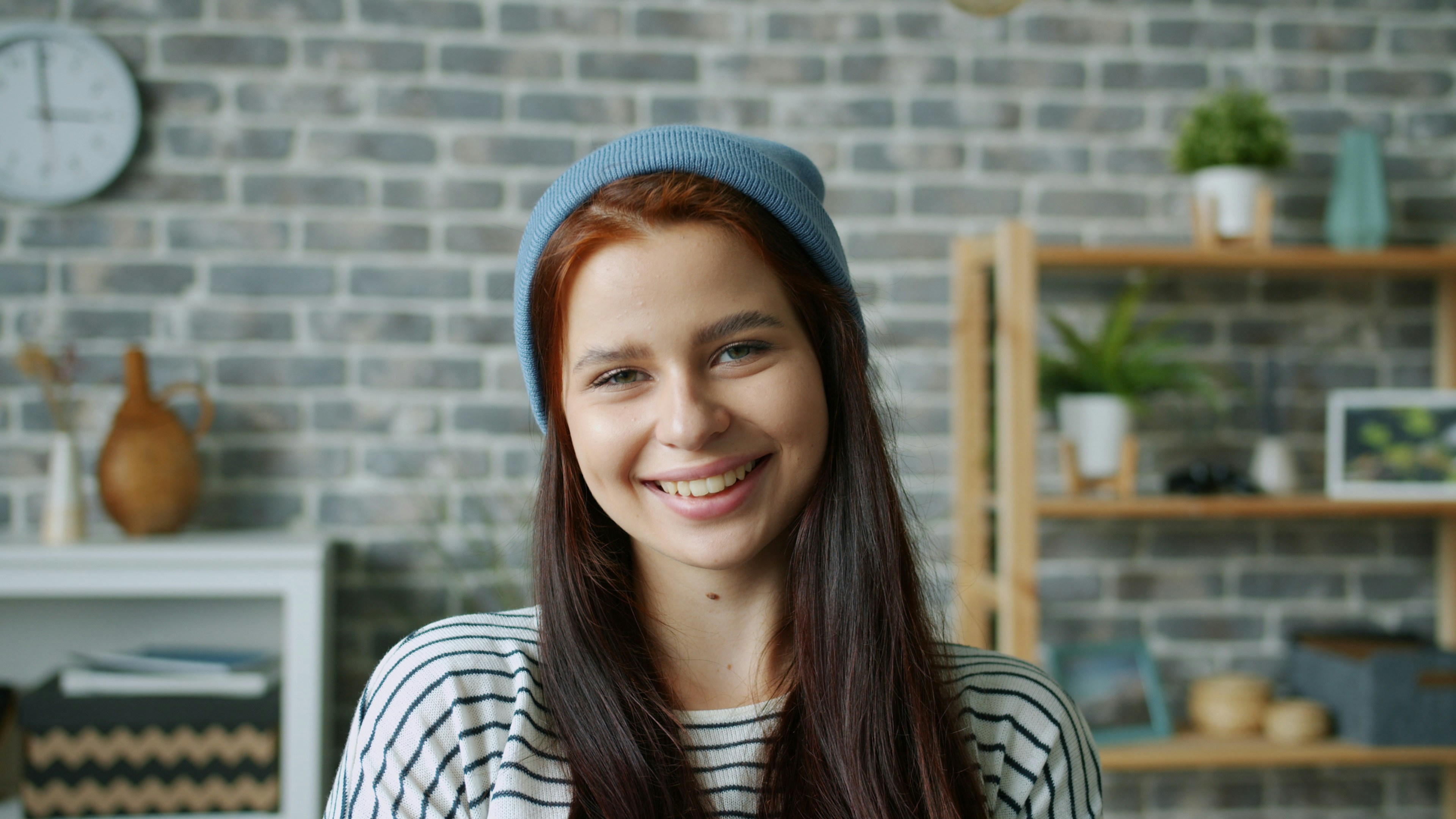 Gros plan sur une jeune femme souriante | Source : Unsplash