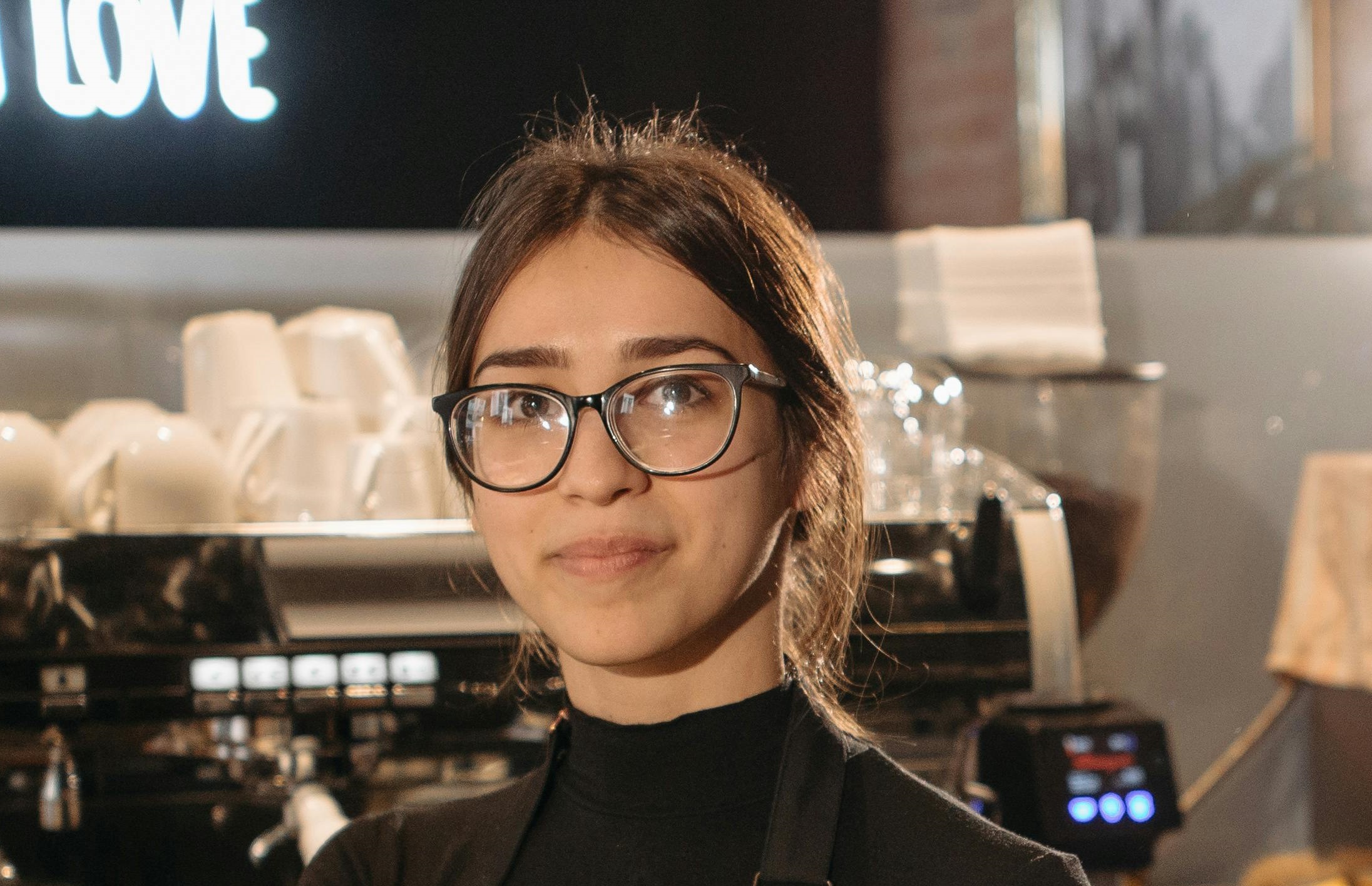 Une serveuse heureuse avec des lunettes | Source : Pexels
