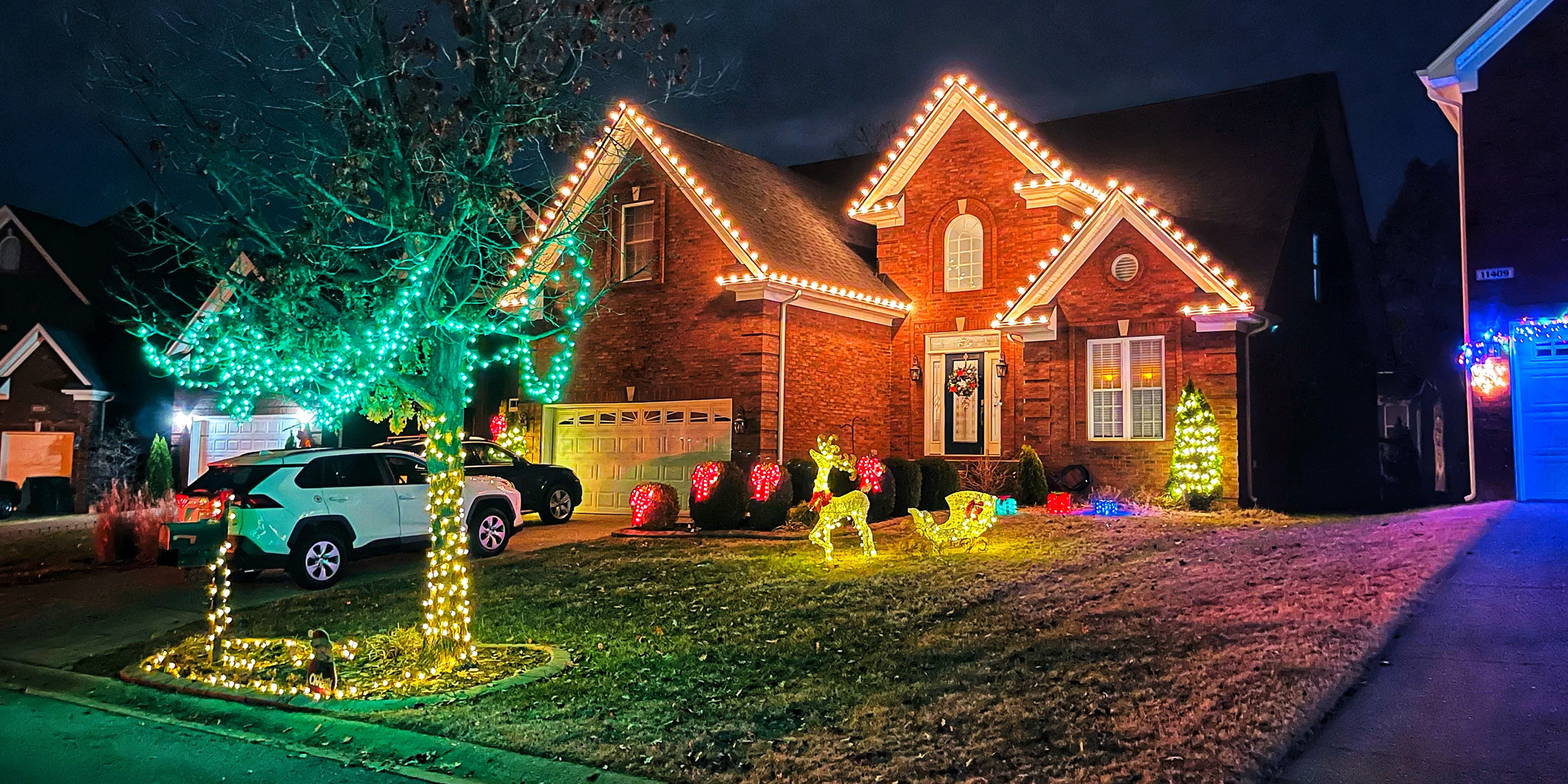 Une maison décorée de lumières | Source : Shutterstock