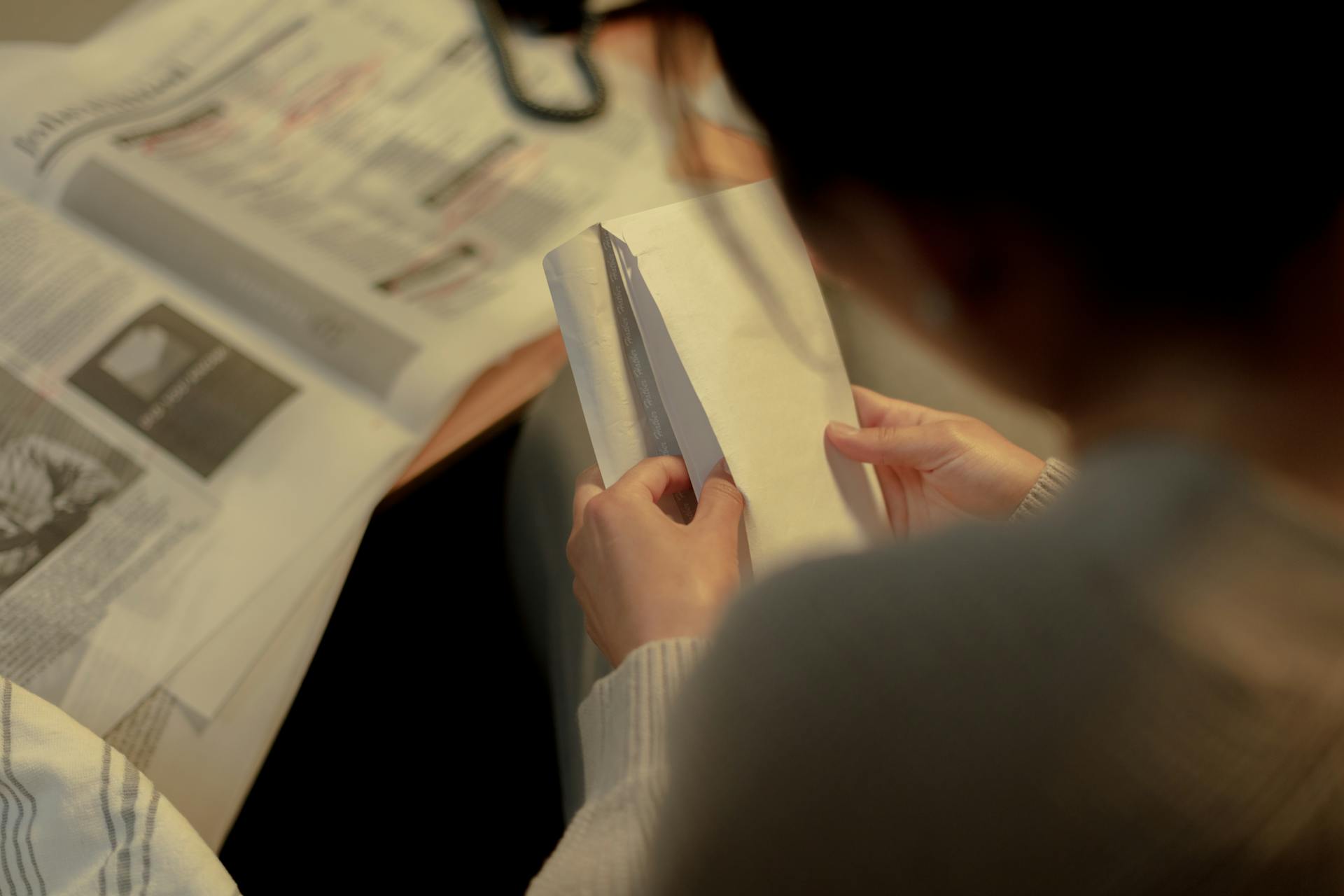 Une femme qui ouvre une enveloppe | Source : Pexels