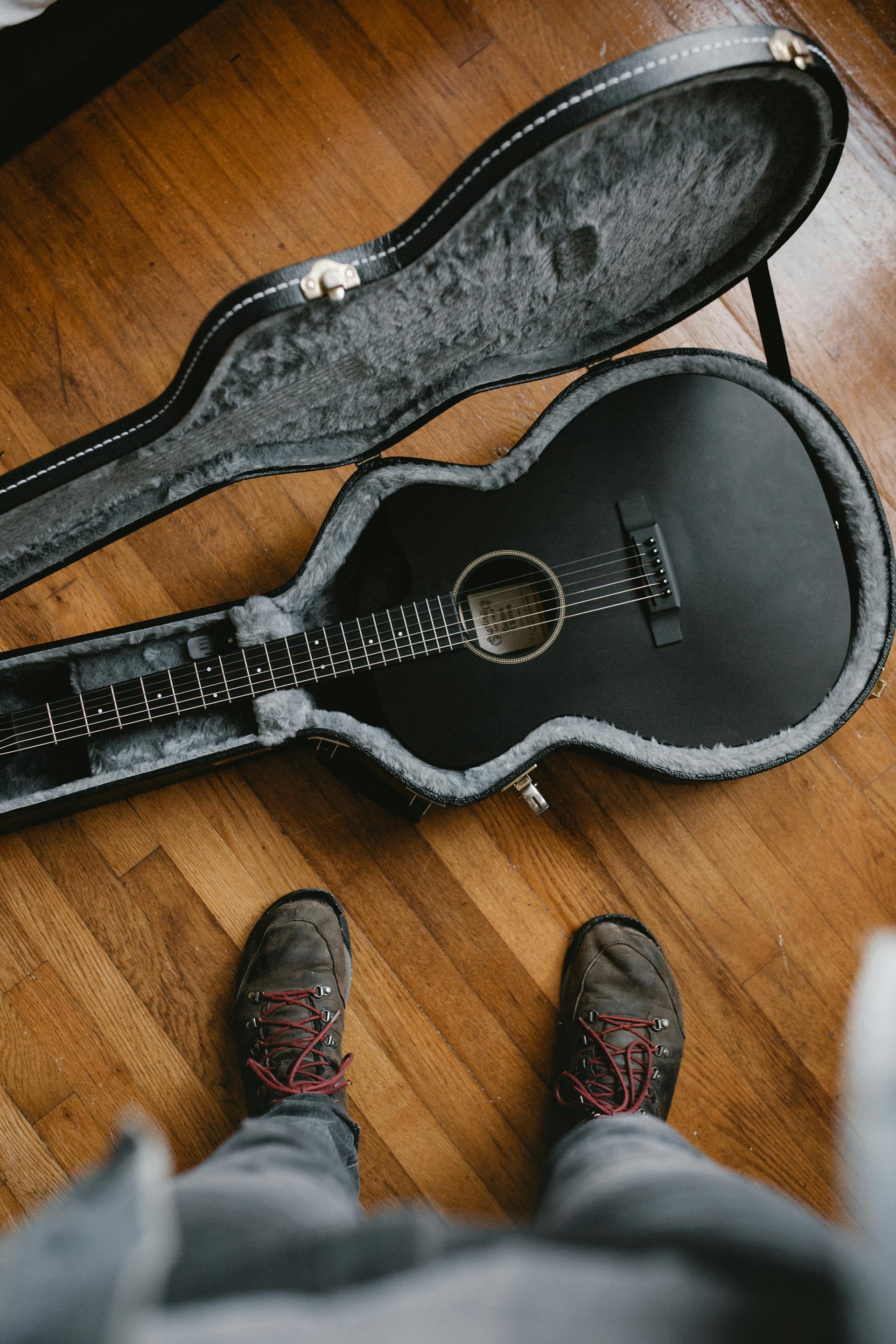 Un homme debout près d'une guitare | Source : Pexels