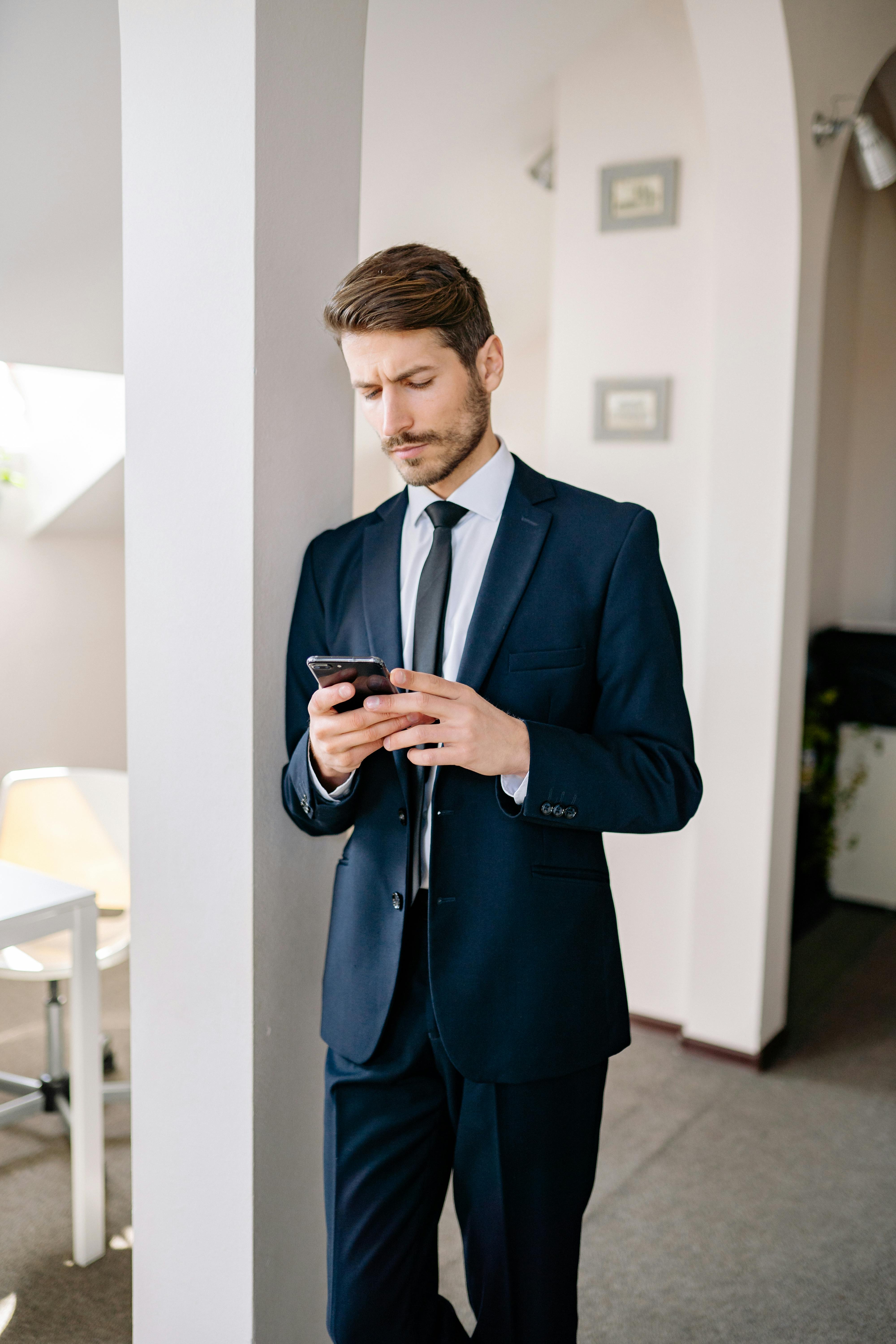 Un homme utilisant son téléphone | Source : Pexels