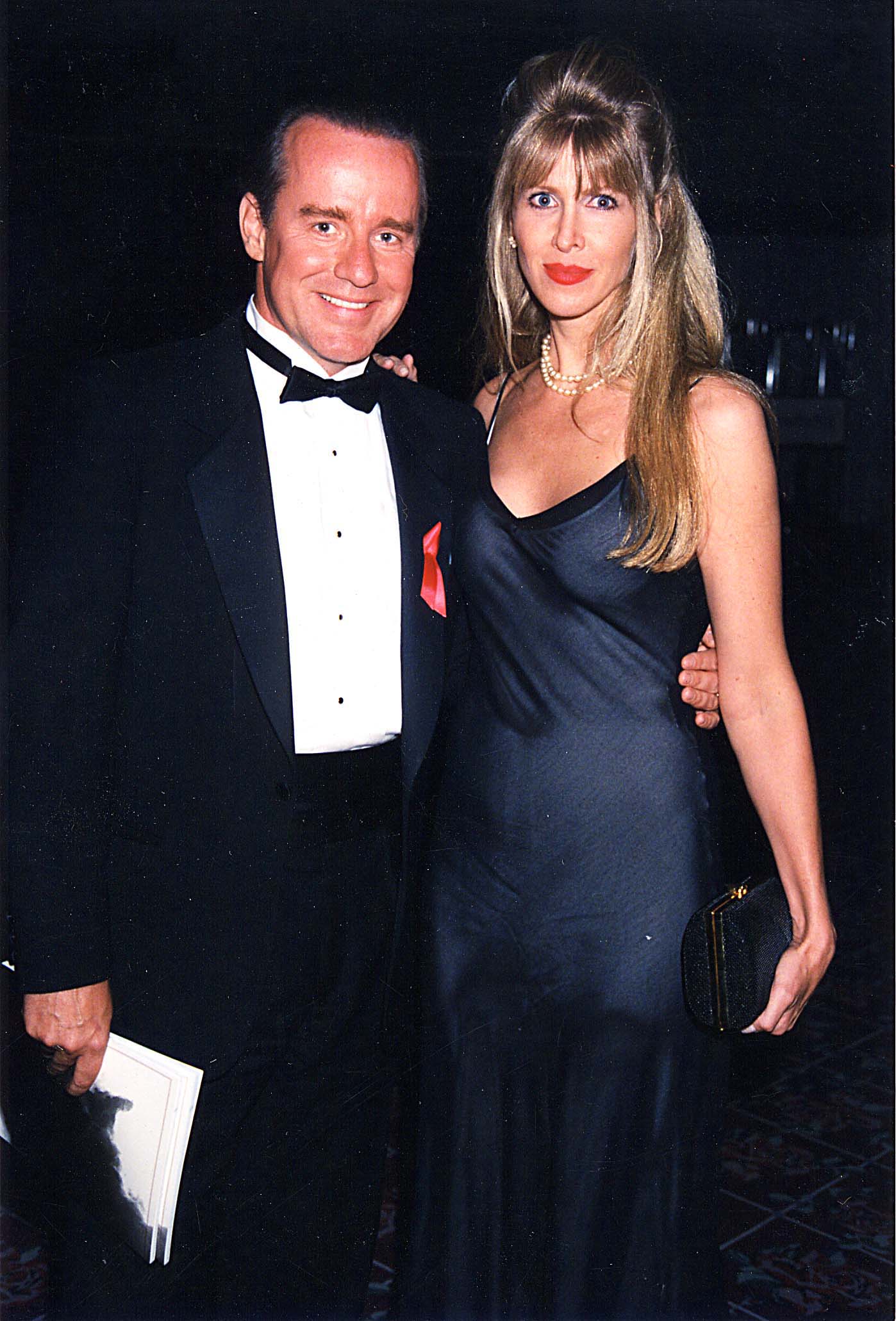 Phil Hartman et sa femme, Brynn, lors d'un événement organisé par HBO en 1998. | Source : Getty Images