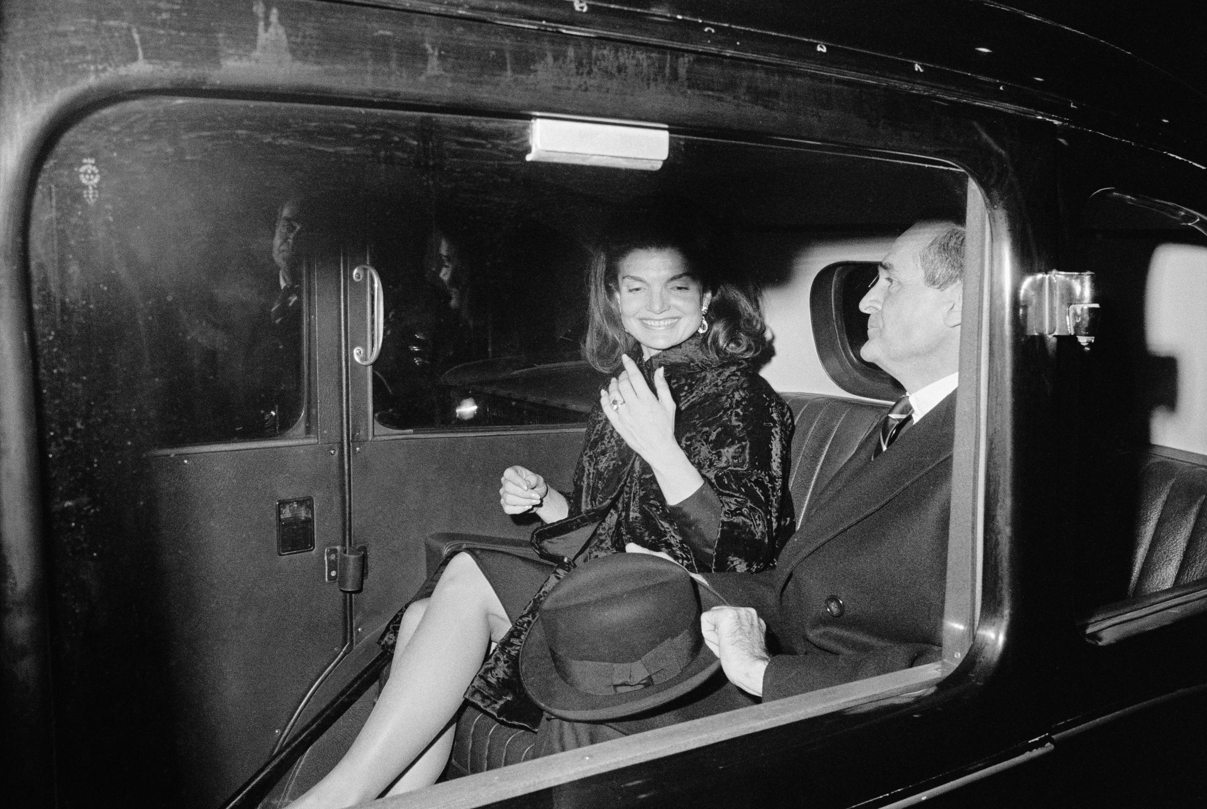 La bague de fiançailles en diamant de 40,4 carats offerte par Aristote Onassis à Jacqueline Kennedy Onassis, vendue 2,58 millions de dollars en 1996. Selon les estimations actuelles du marché, la valeur de cette bague s'élève aujourd'hui à environ 20 millions de dollars.