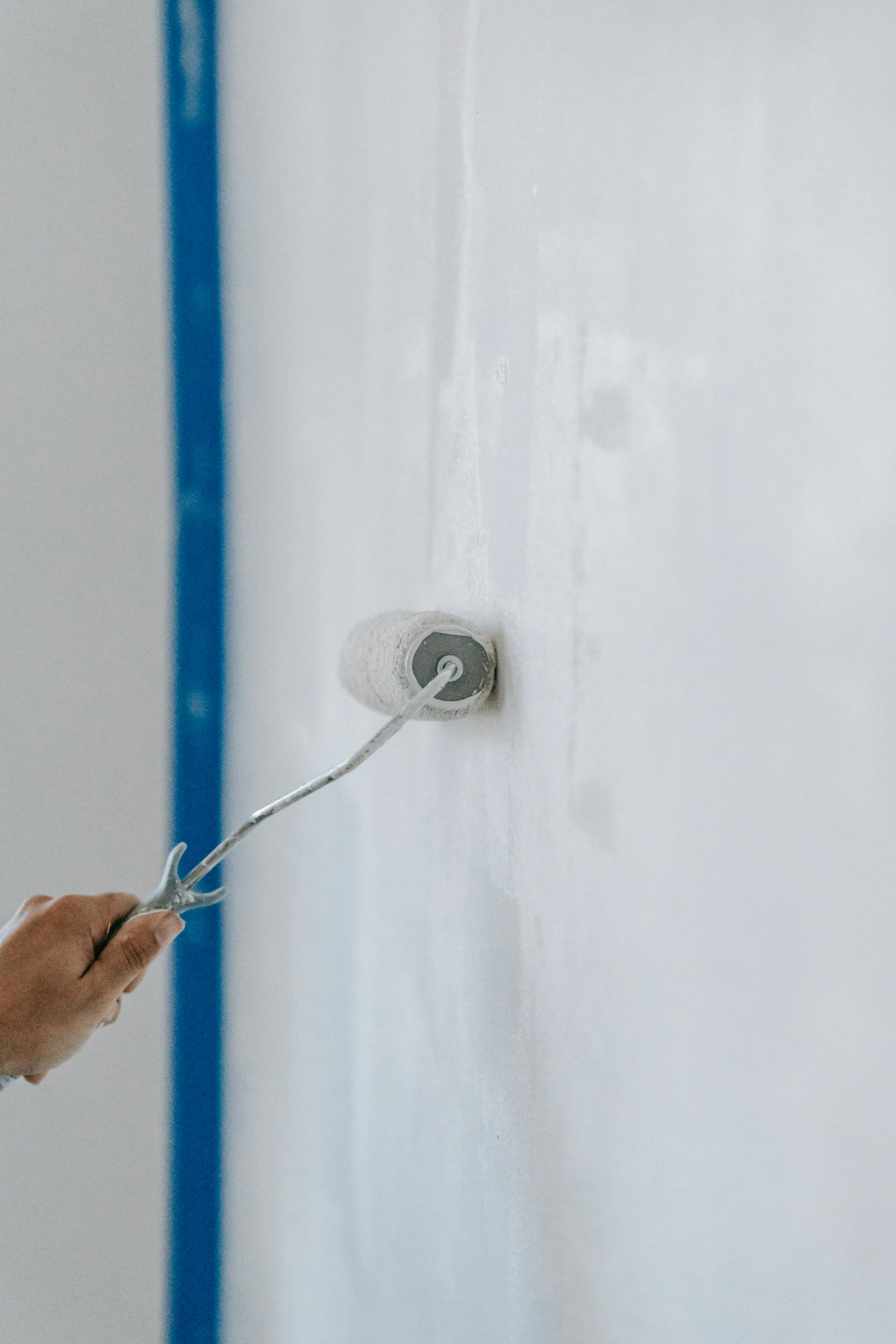 Une personne peignant le mur avec un rouleau | Source : Pexels