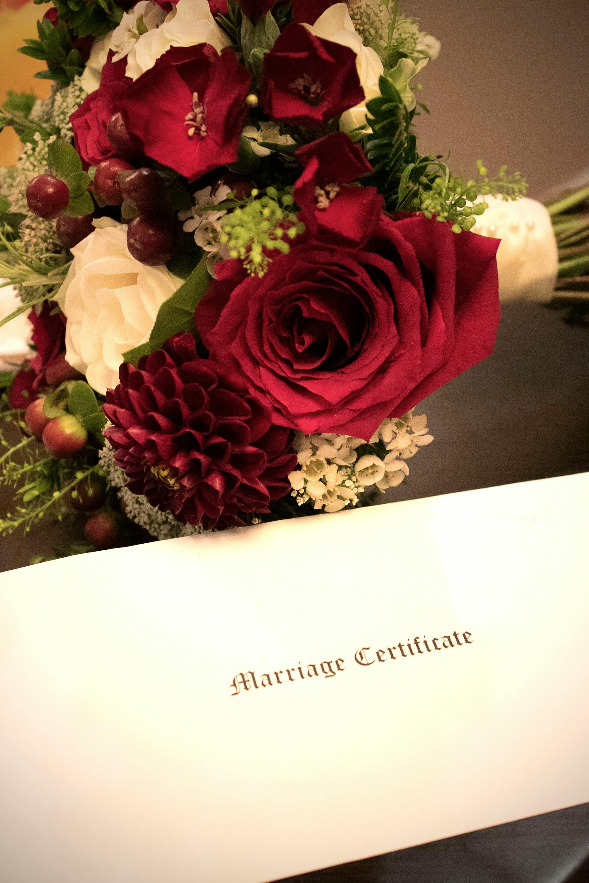 Un bouquet à côté d'un acte de mariage | Source : Pexels