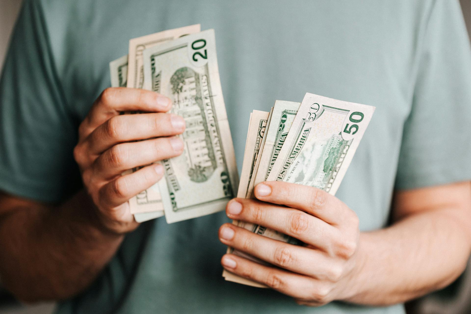 Un homme tenant de l'argent | Source : Pexels