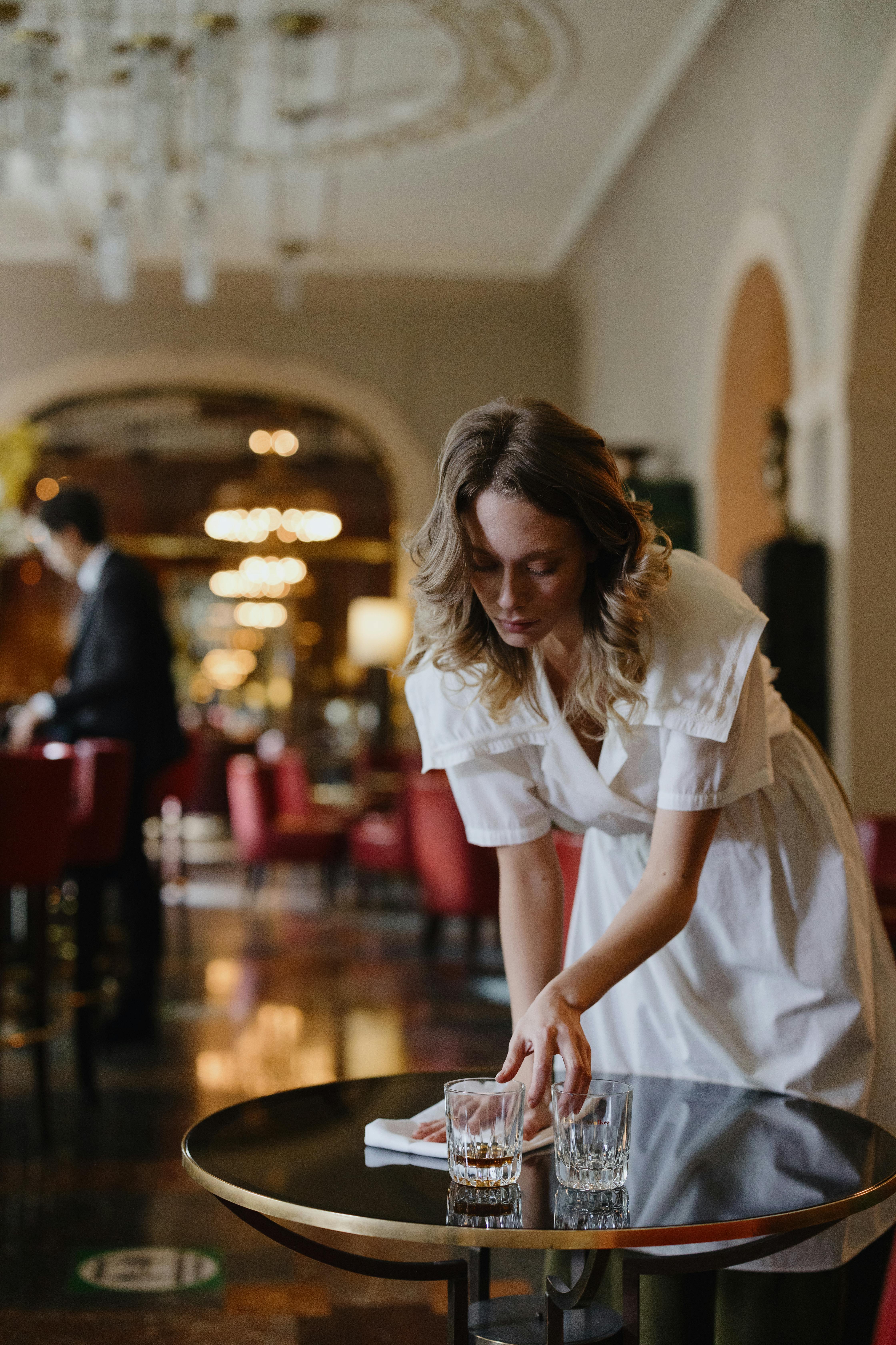Une serveuse qui nettoie une table | Source : Pexels