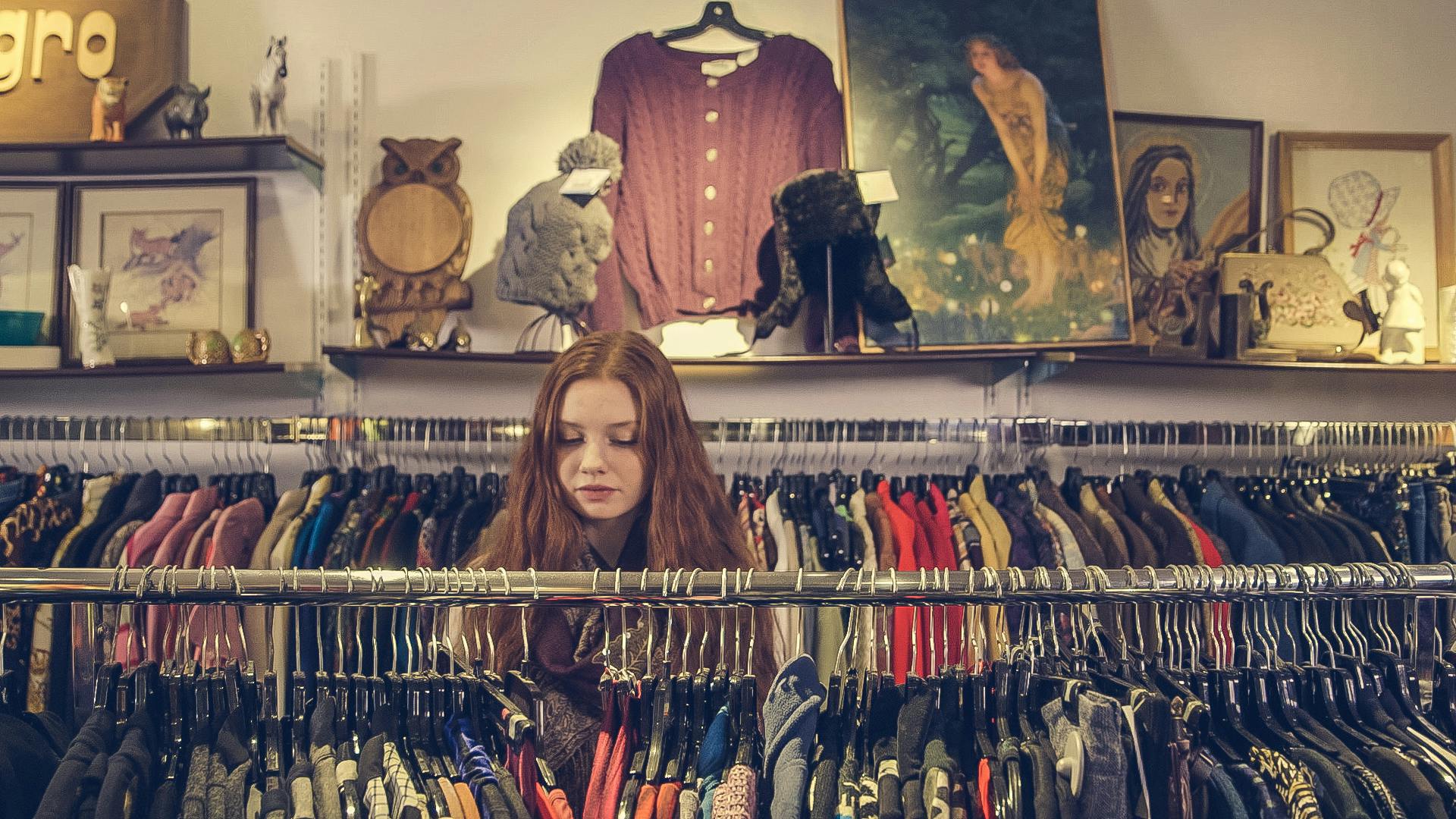 Photo d'une femme près de vêtements | Source : Pexels