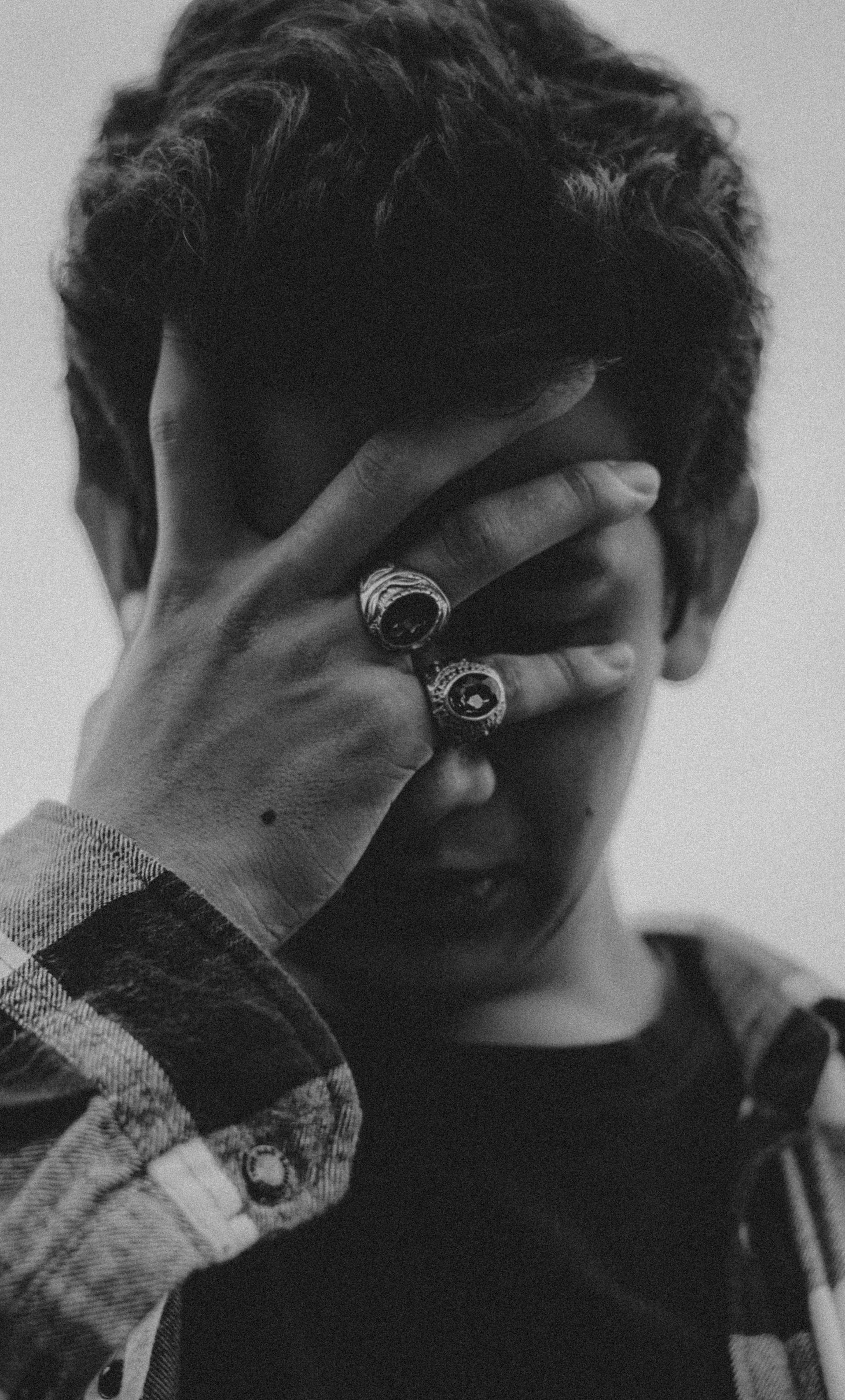 Un jeune se couvrant le visage | Source : Pexels