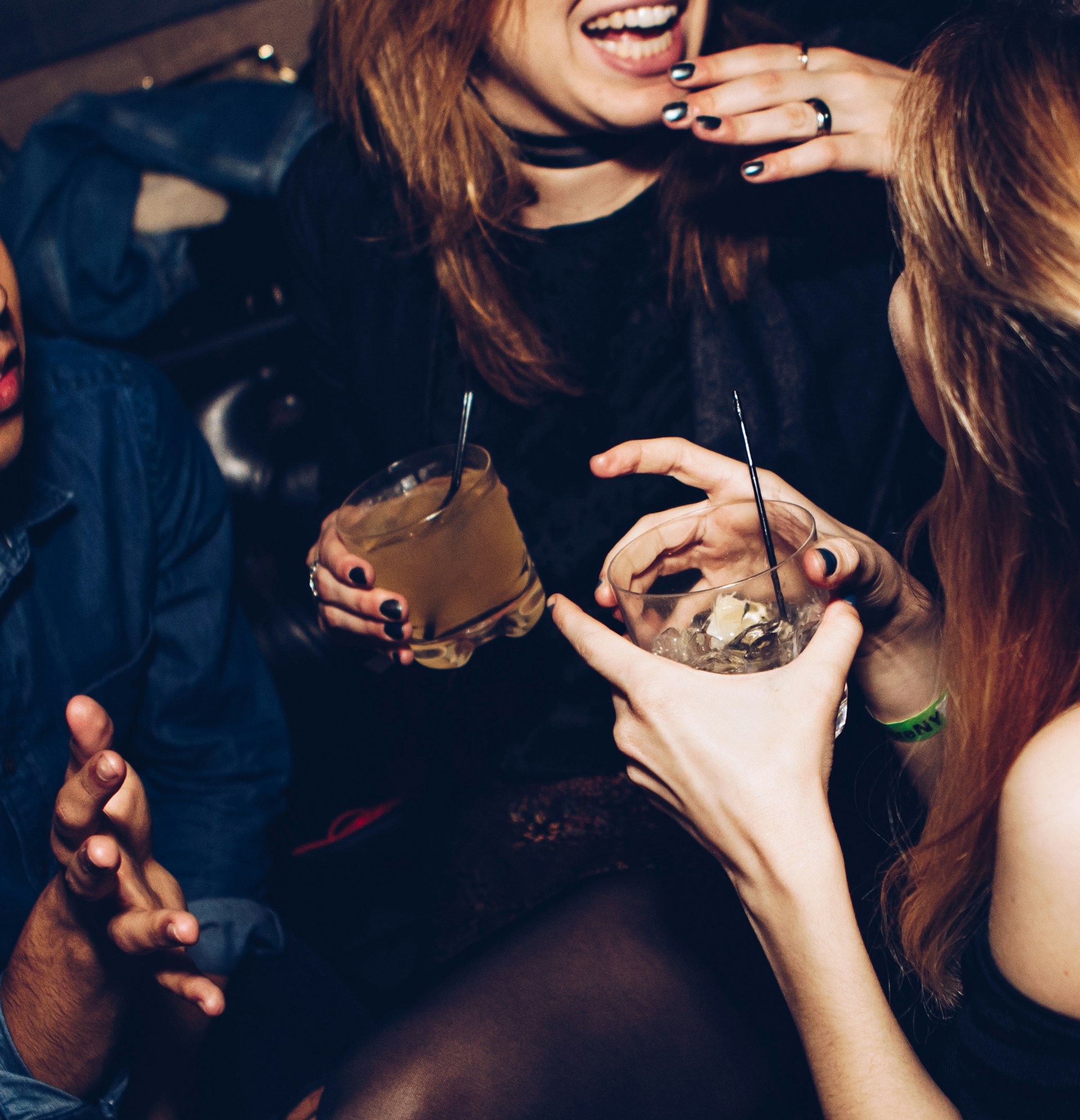 Des personnes lors d'une fête | Source : Unsplash