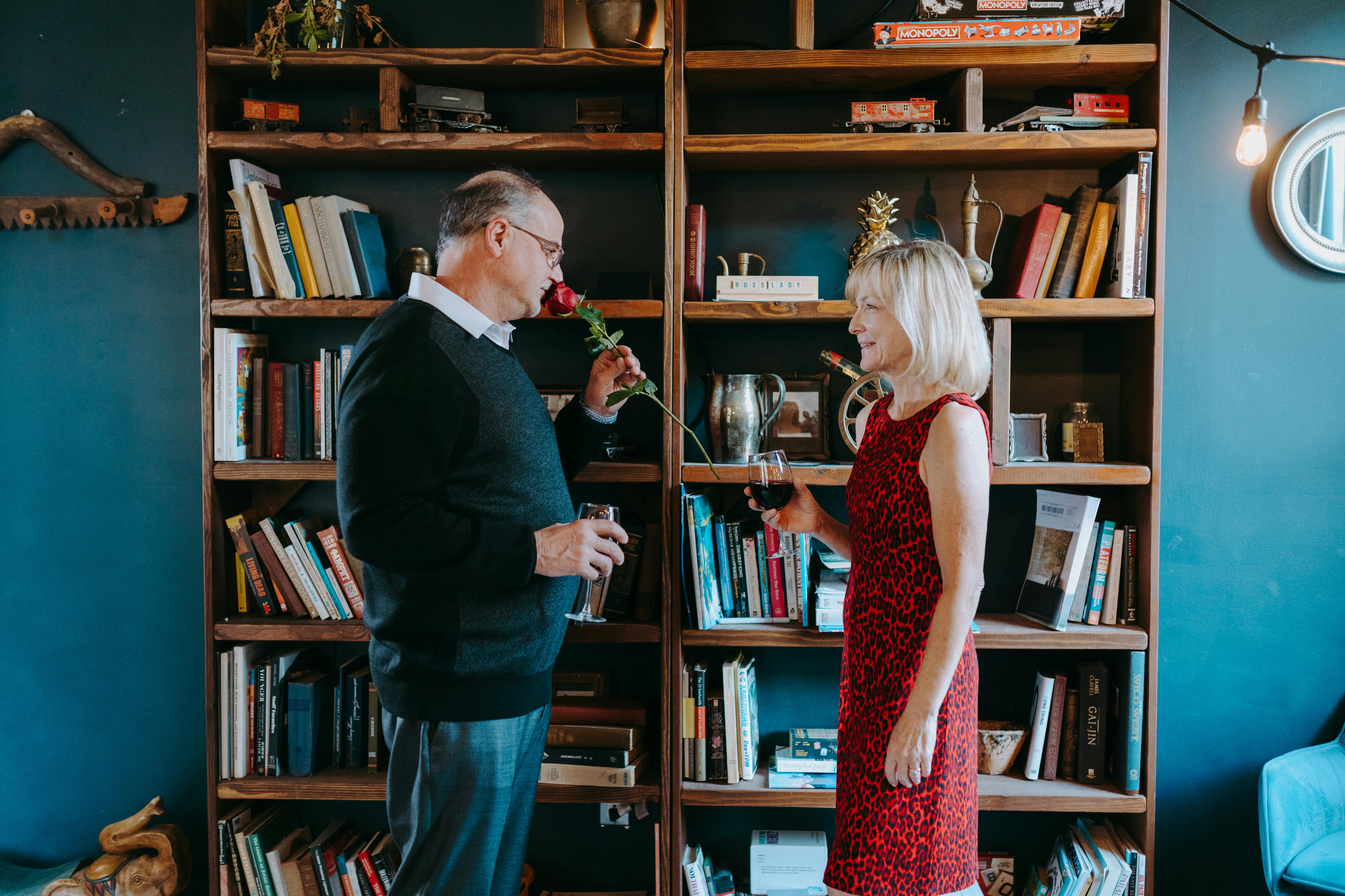 Un couple de personnes âgées à la maison | Source : Pexels