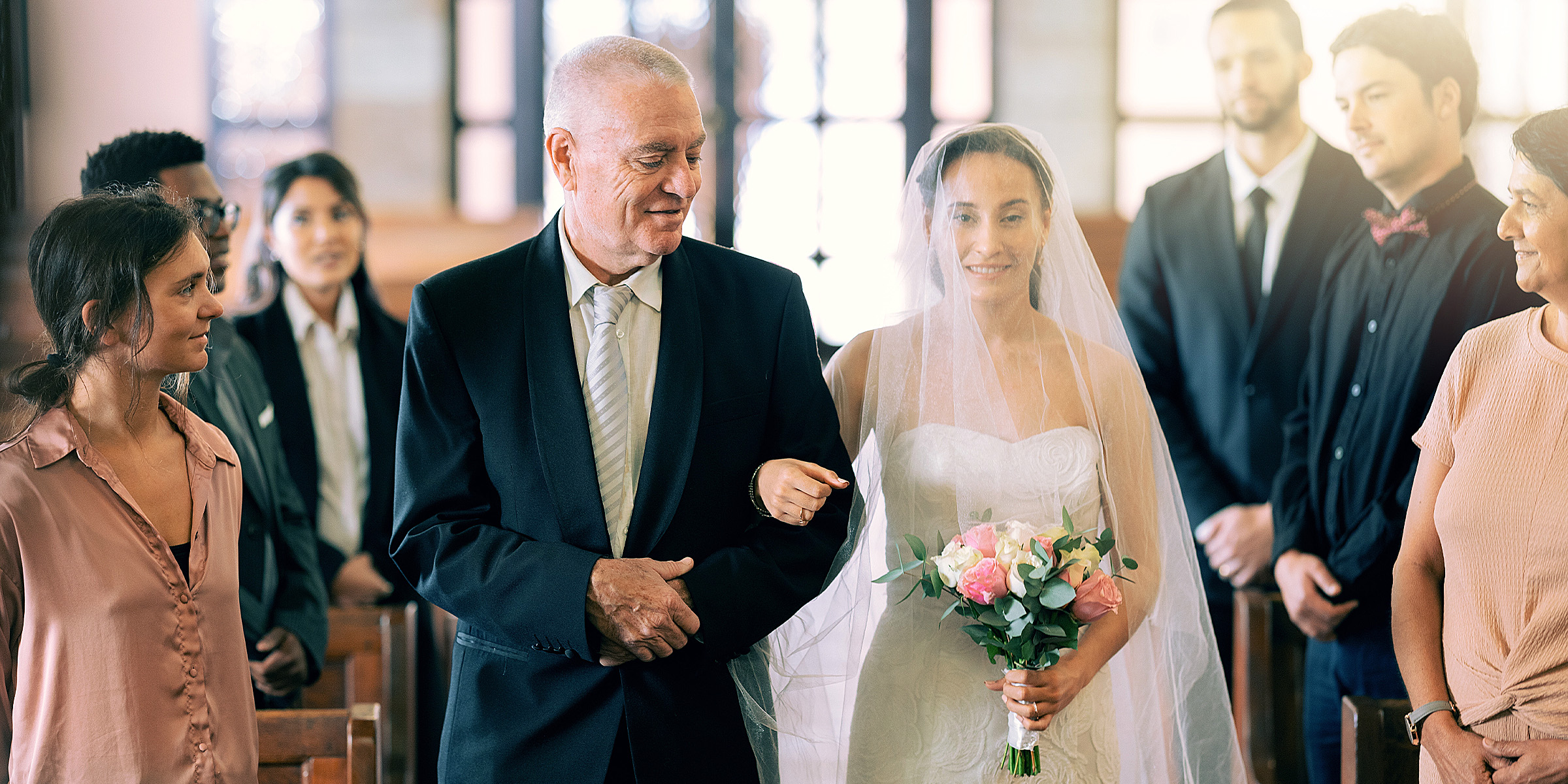 Une mariée descendant l'allée avec son père | Source : Shutterstock