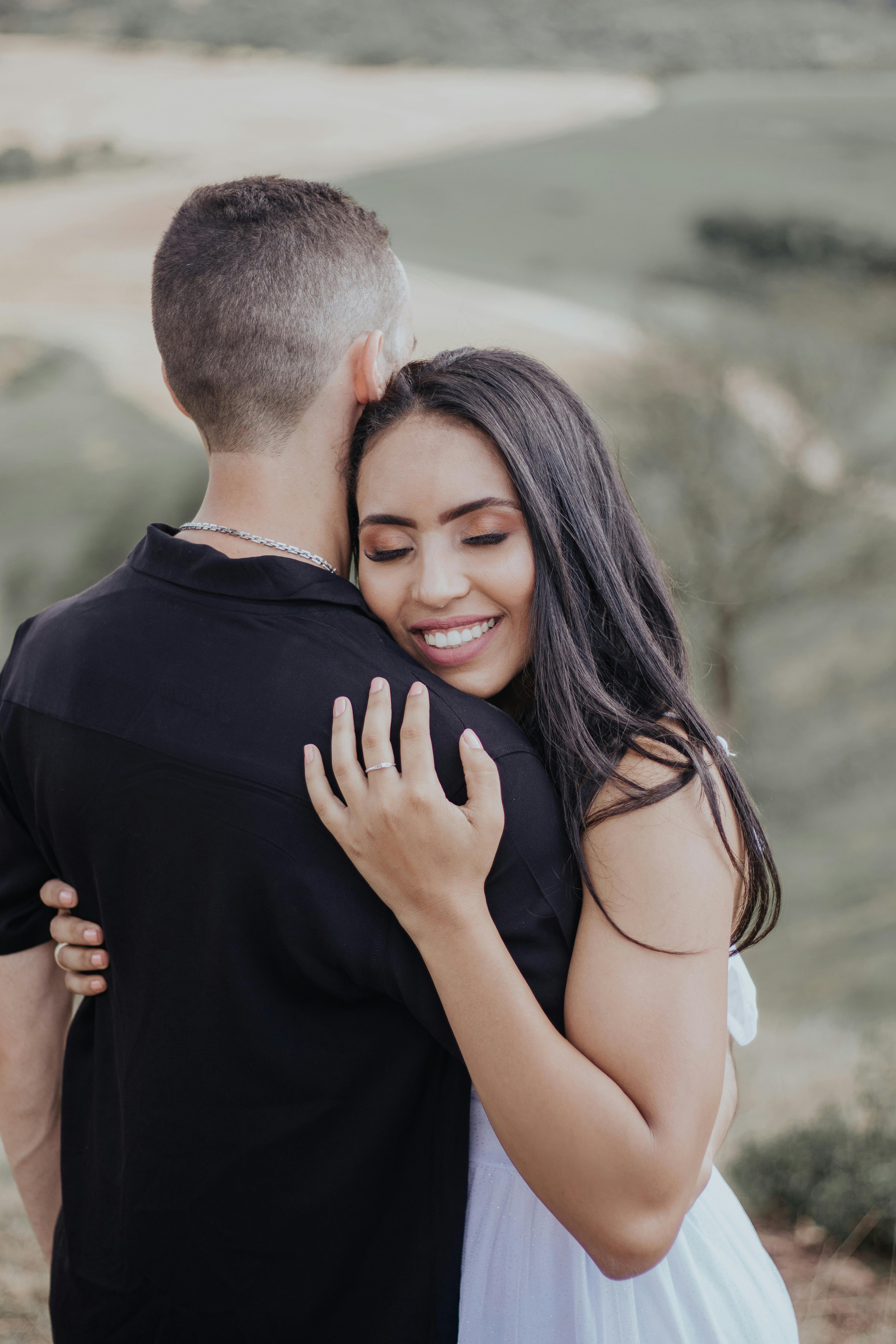 Un couple heureux qui s'enlace | Source : Pexels