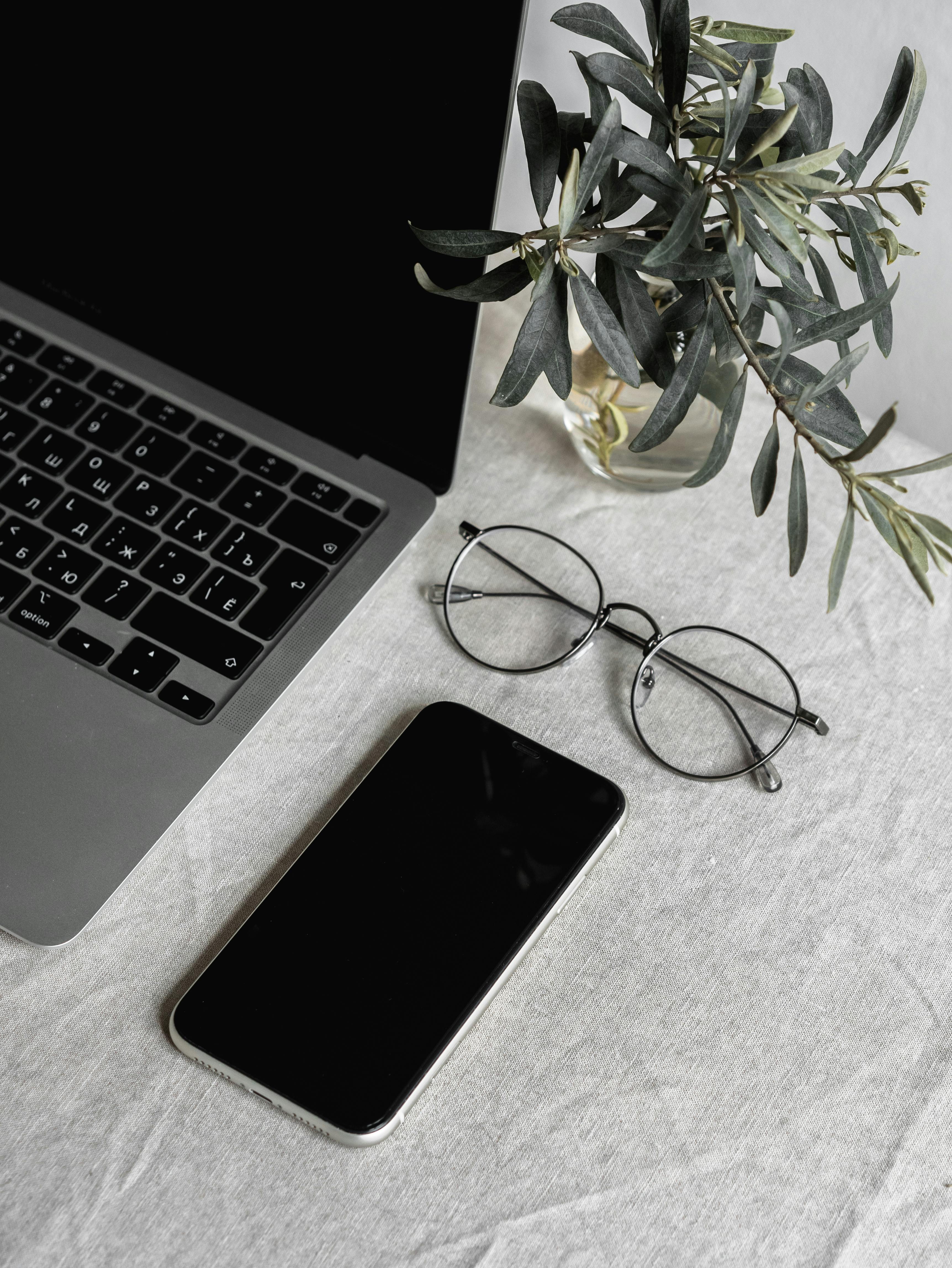 Un téléphone portable sur une table | Source : Pexels