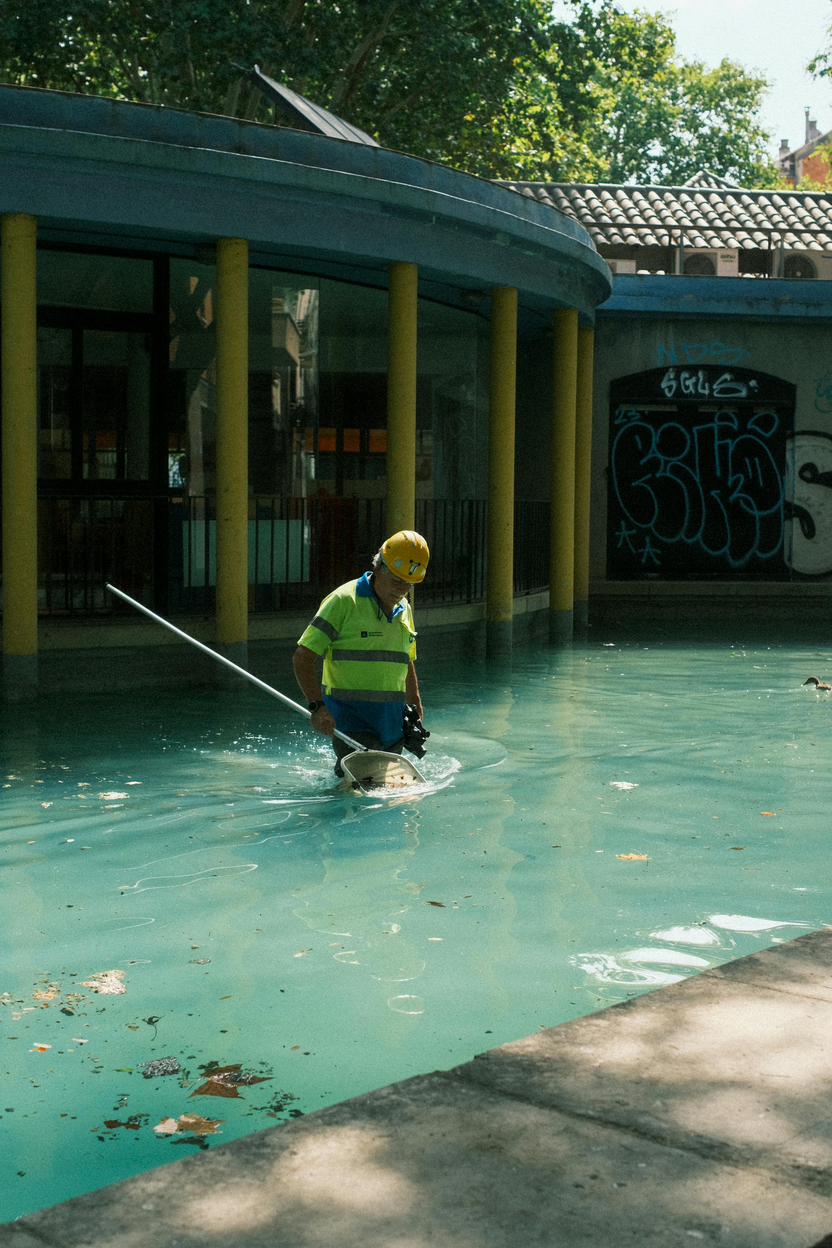 Un homme chargé de l'entretien de la piscine | Source : Pexels