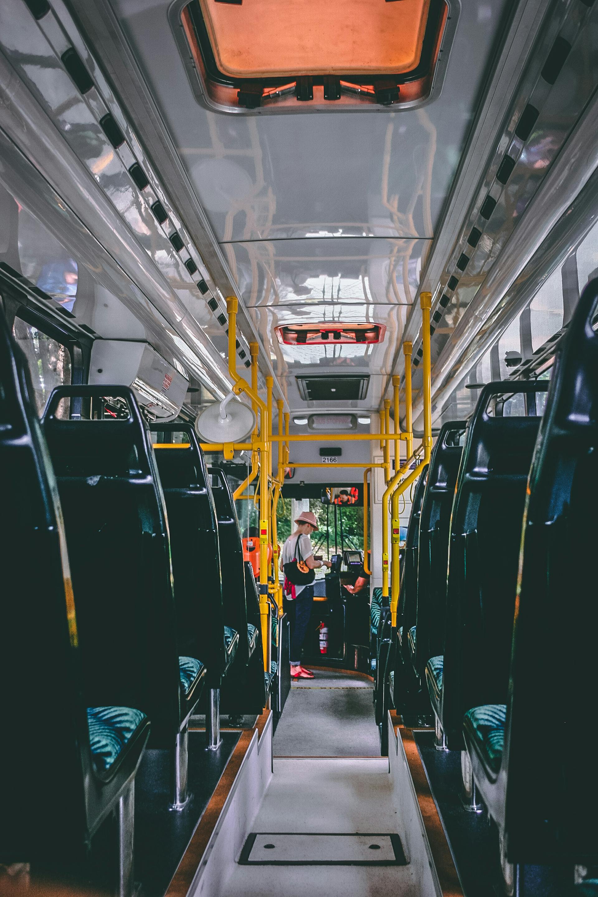 L'intérieur d'un bus | Source : Pexels