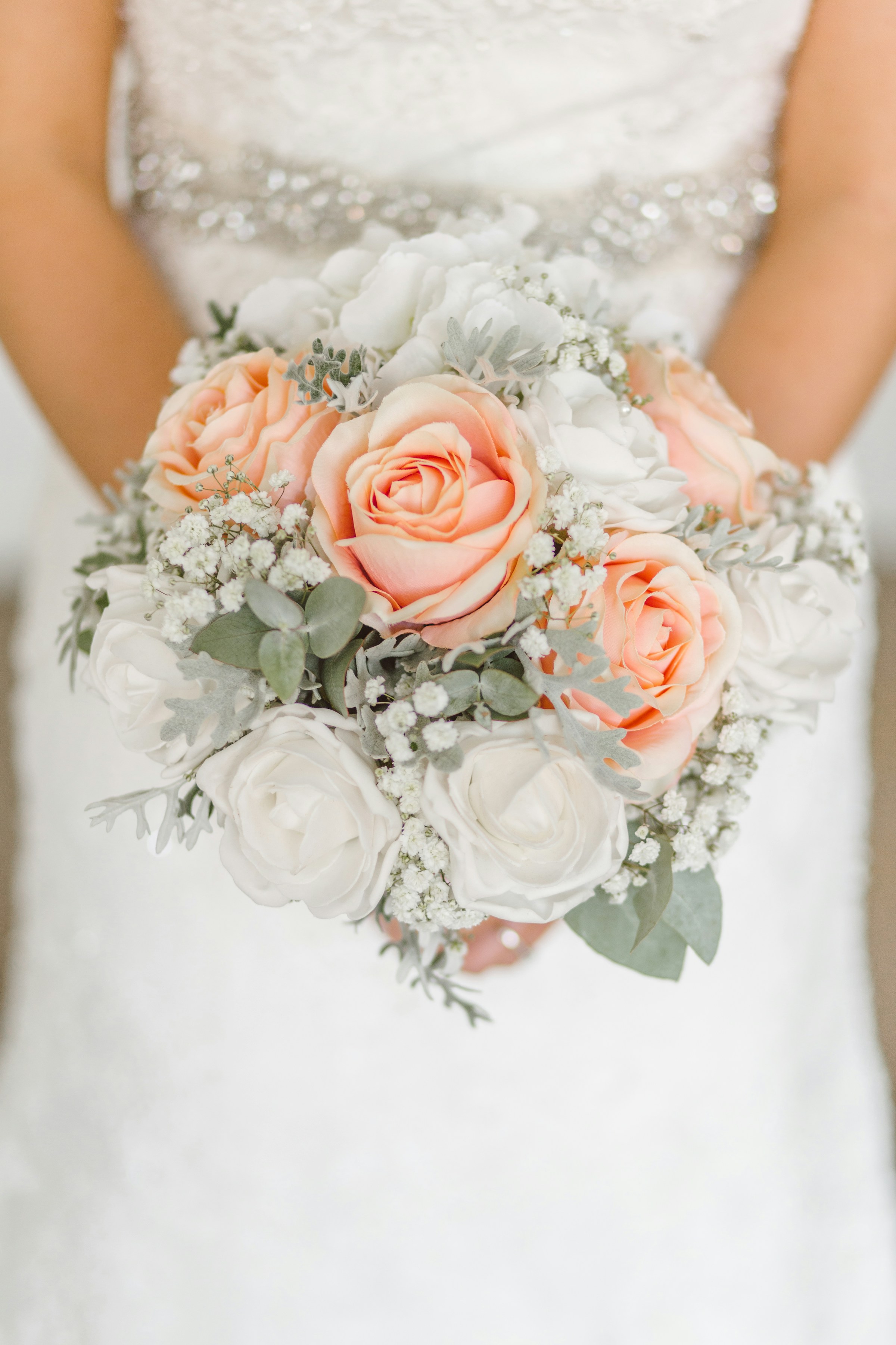 Gros plan d'une mariée tenant un bouquet | Source : Unsplash