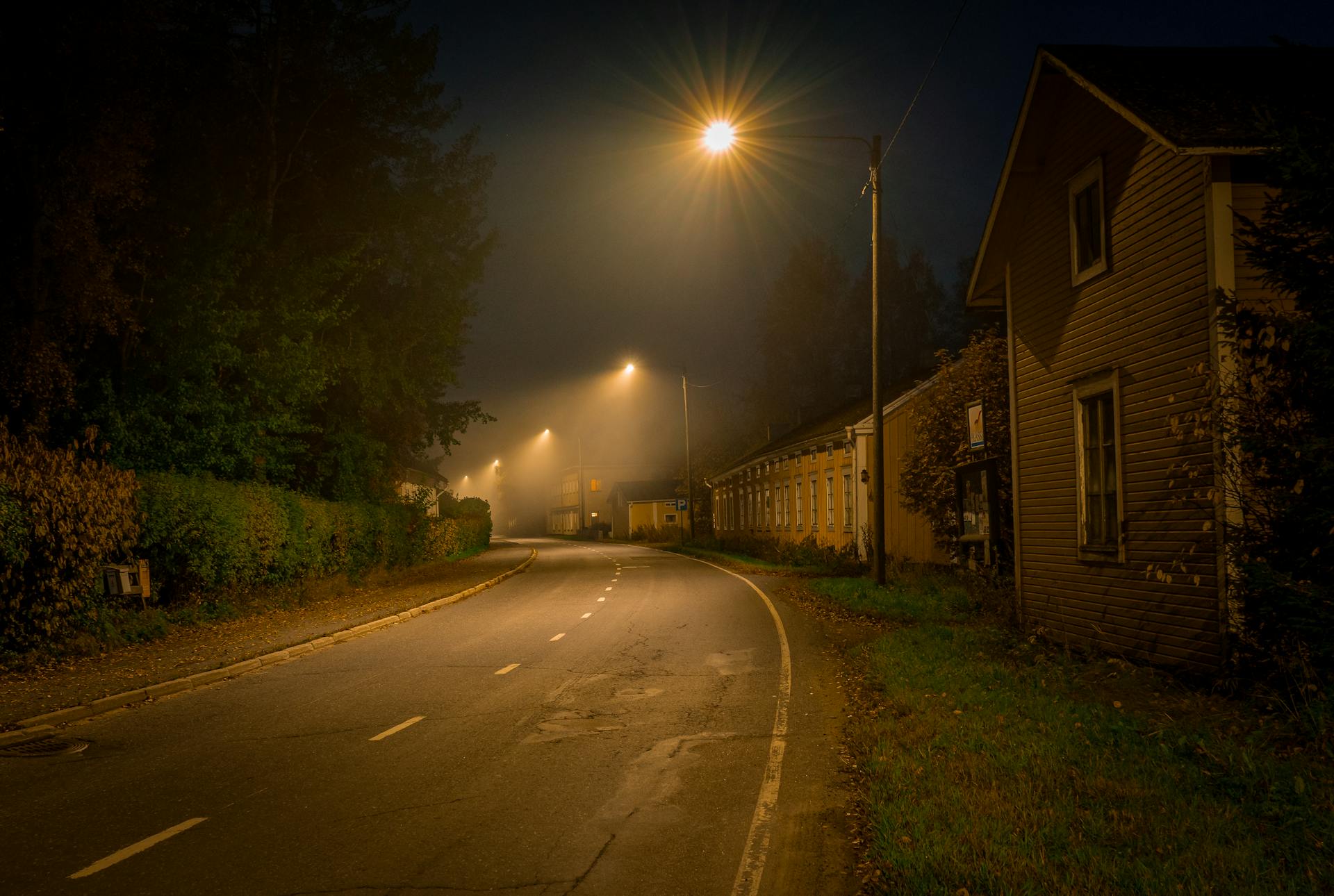 Une rue la nuit | Source : Pexels