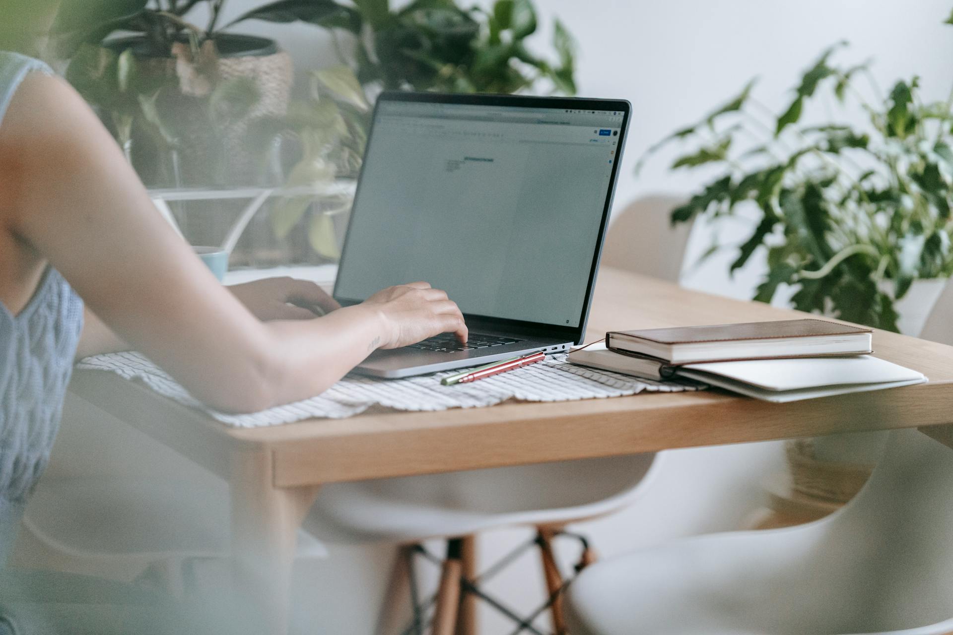 Une femme travaillant sur son ordinateur portable | Source : Midjourney