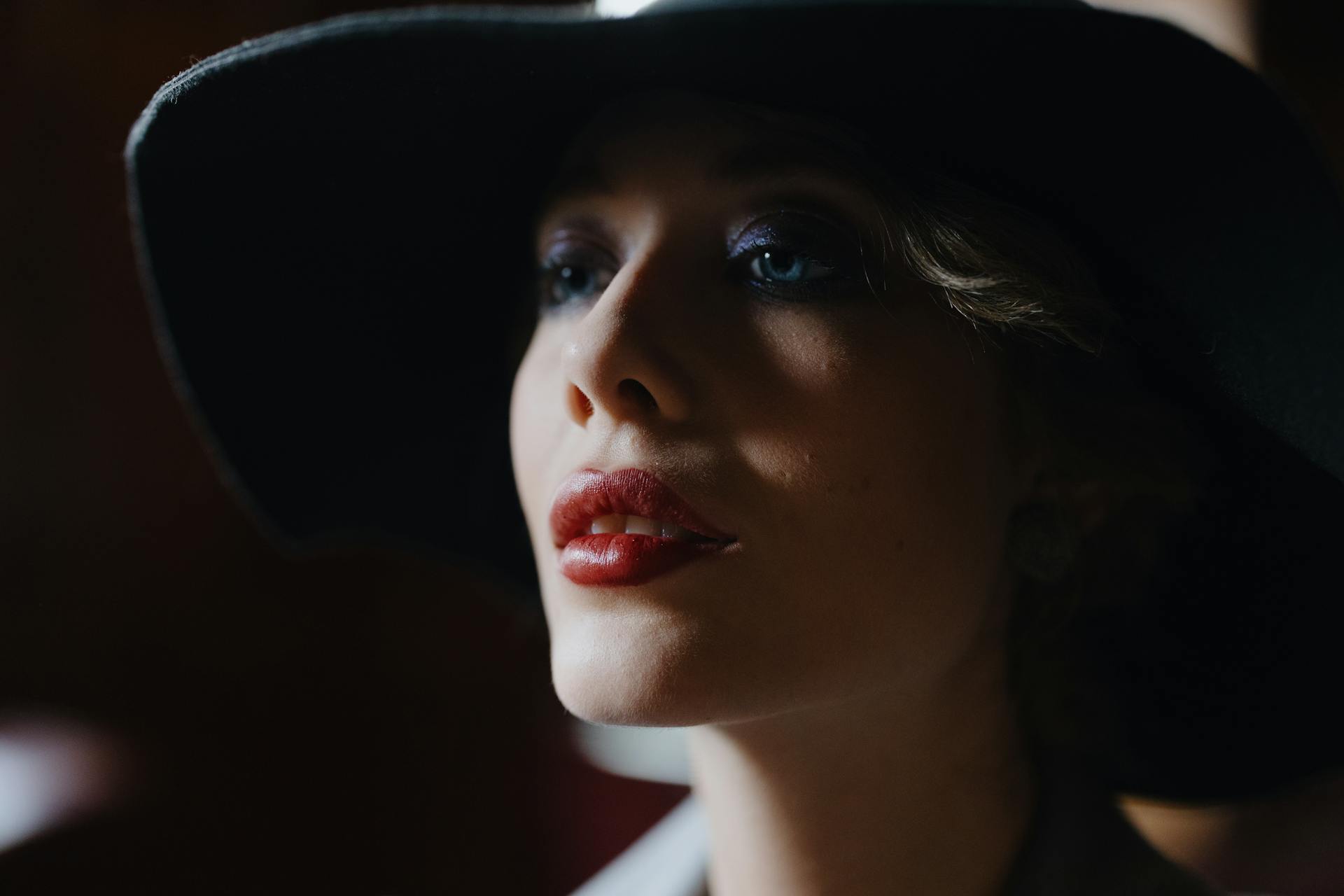Une belle femme avec du rouge à lèvres | Source : Pexels