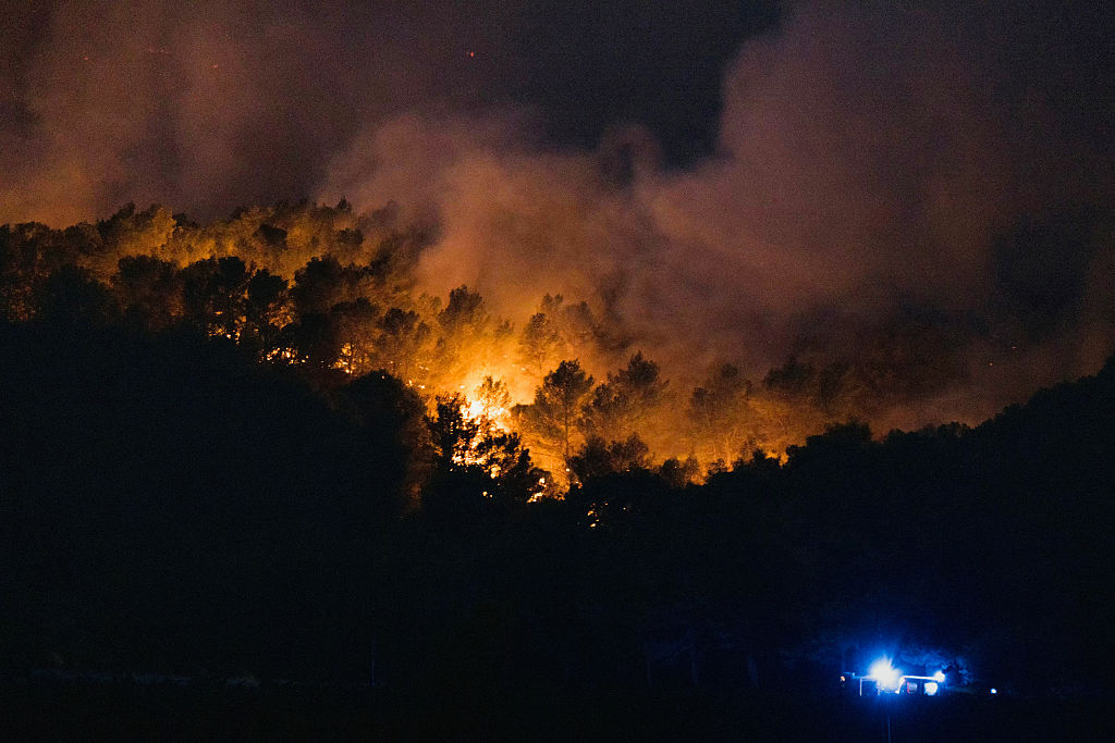 De la fumée s'élevant d'un incendie de forêt à Tournissan, dans le sud-ouest de la France, le 5 août 2025. Un incendie s'est déclaré le 5 août 2025. | Source : Getty Images