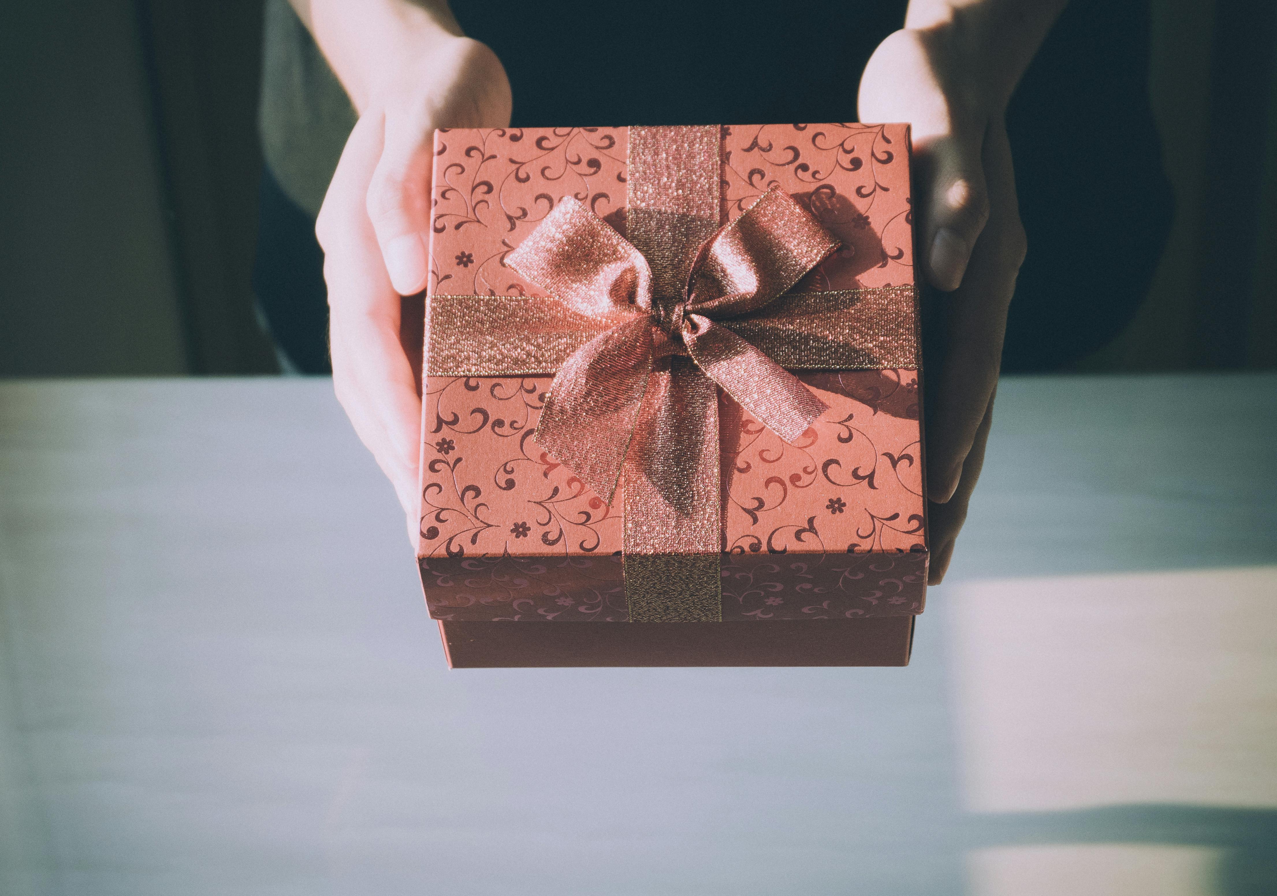 Une personne tenant un cadeau | Source : Pexels