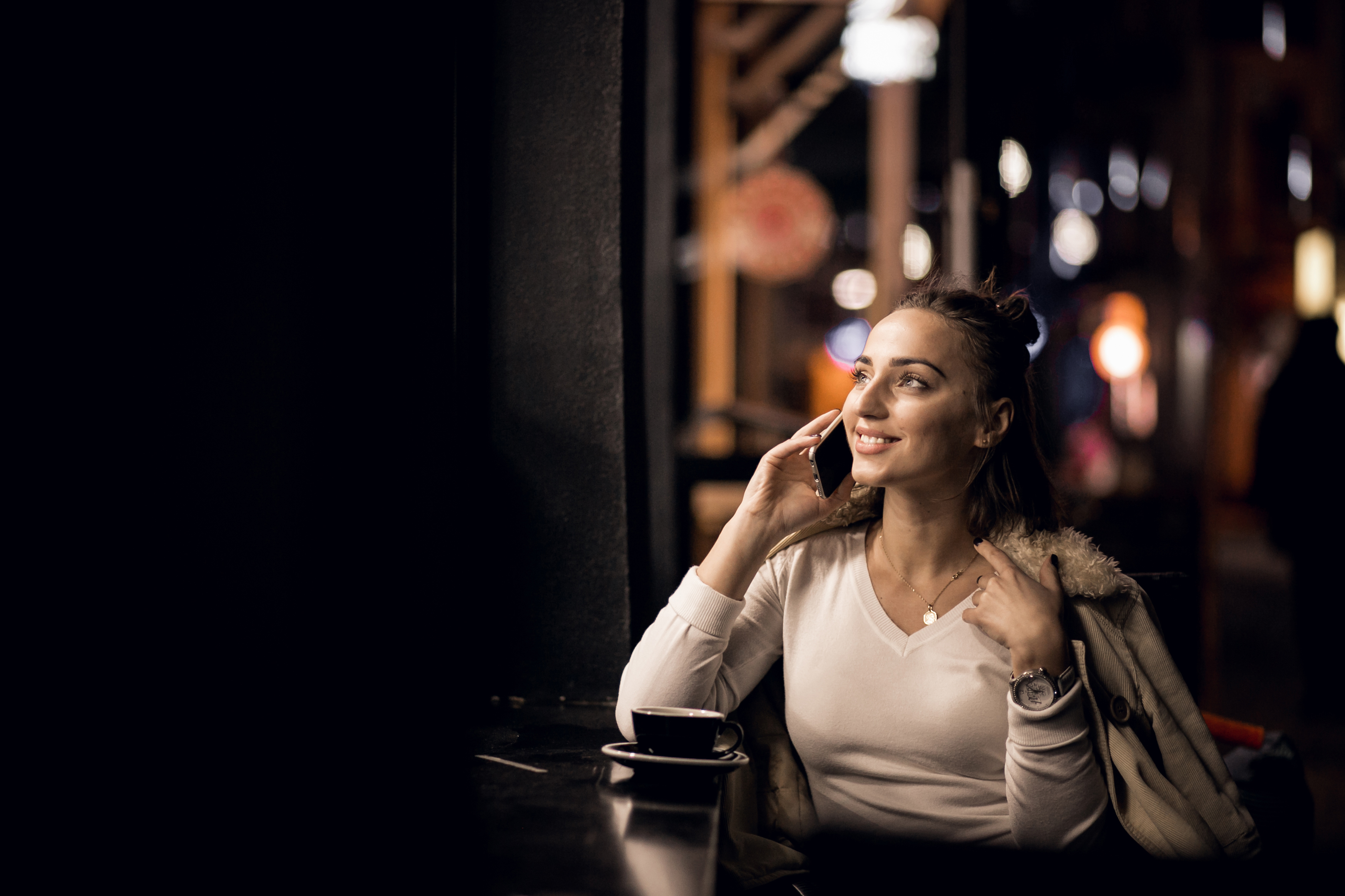 Une femme heureuse lors d'un appel | Source : Freepik