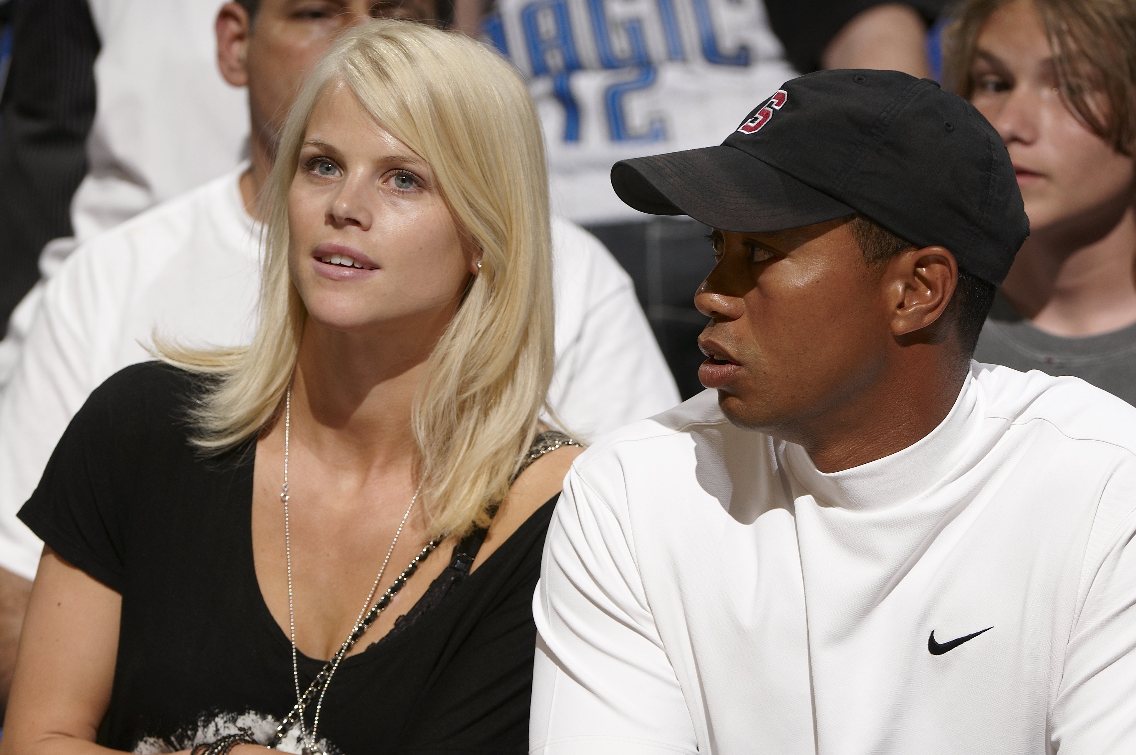 Tiger Woods et Elin Nordegren lors du match 4 entre le Magic d'Orlando et les Lakers de Los Angeles à Orlando, Floride, le 11 juin 2009 | Source : Getty Images