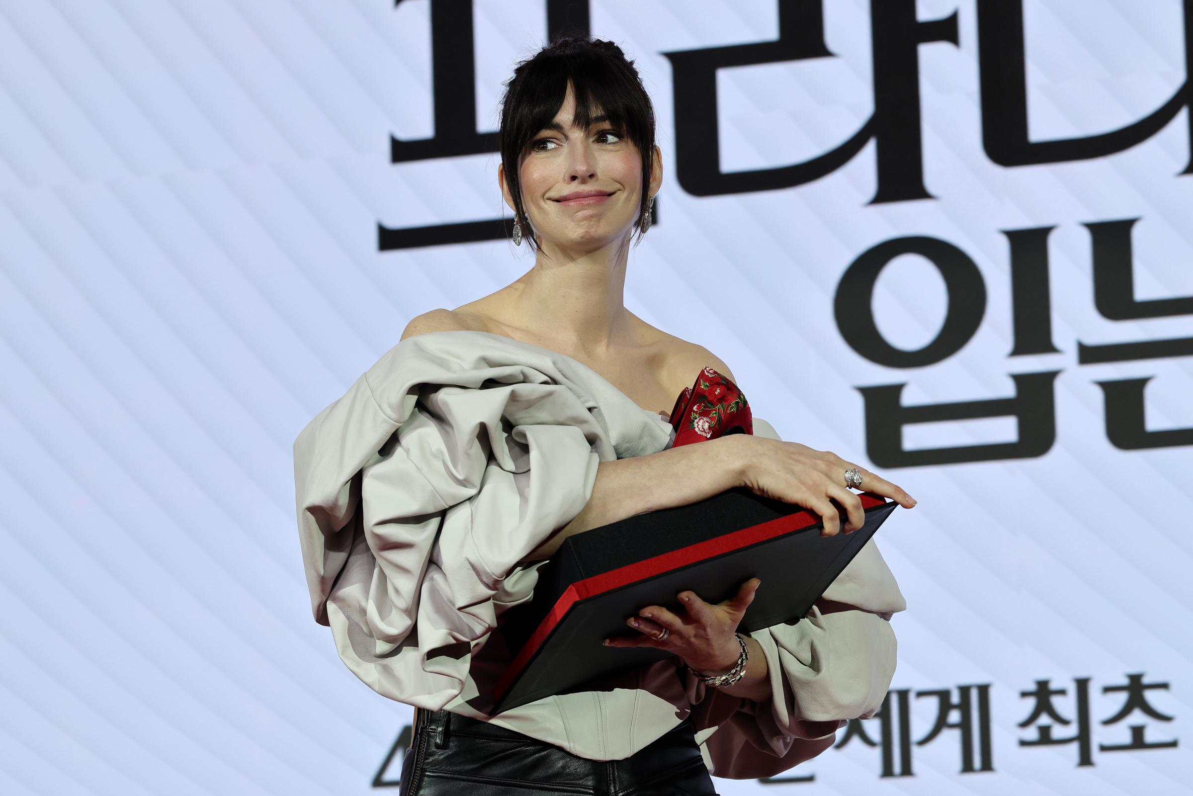 Anne Hathaway assiste à la conférence de presse du film « Le Diable s'habille en Prada 2 » au Four Seasons, le 8 avril 2026 à Séoul, en Corée du Sud I Source : Getty Images
