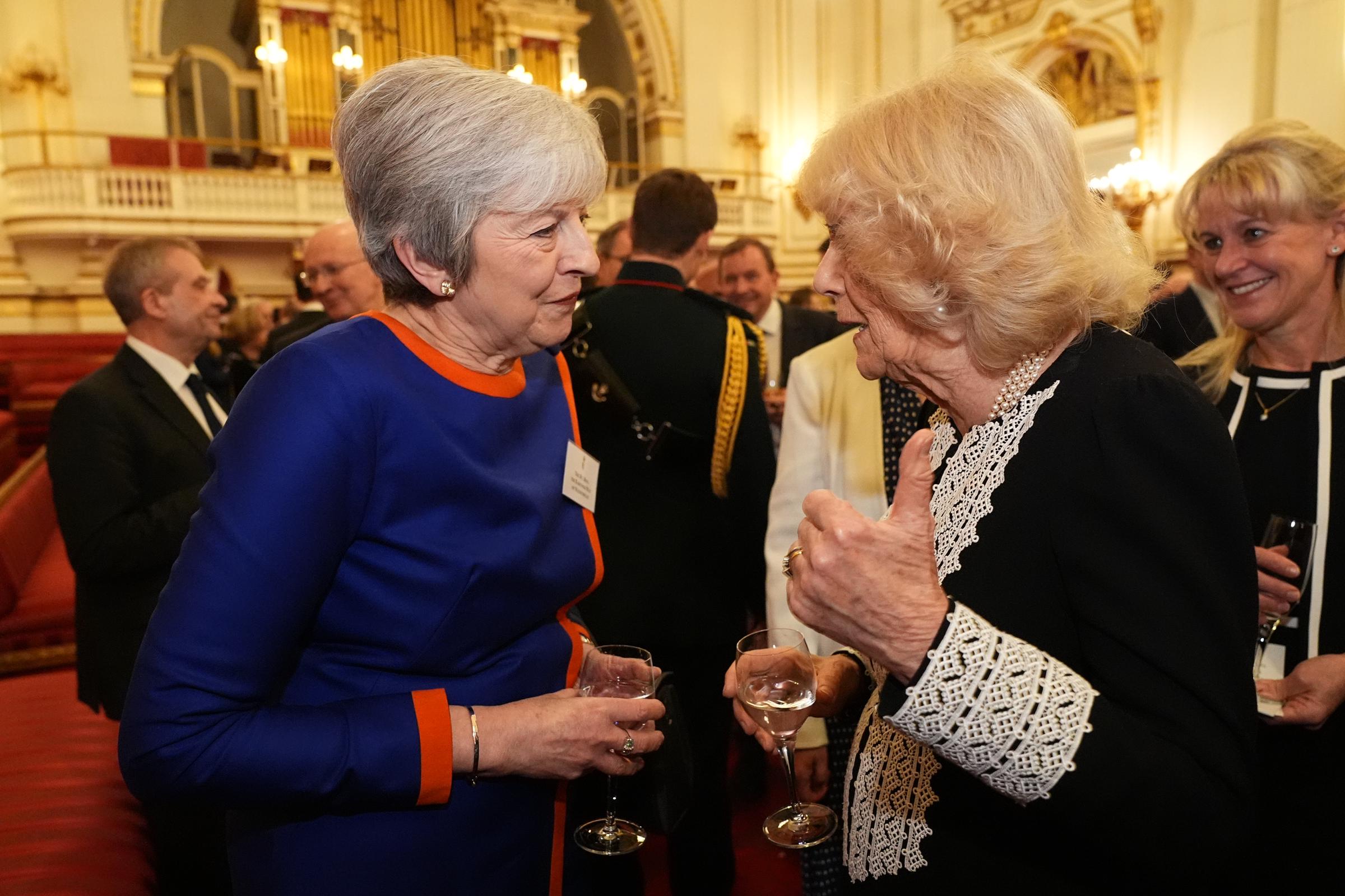 La reine Camilla s'entretient avec l'ancienne Première ministre Theresa May au palais de Buckingham, en Angleterre, le 29 janvier 2025 | Source : Getty Images