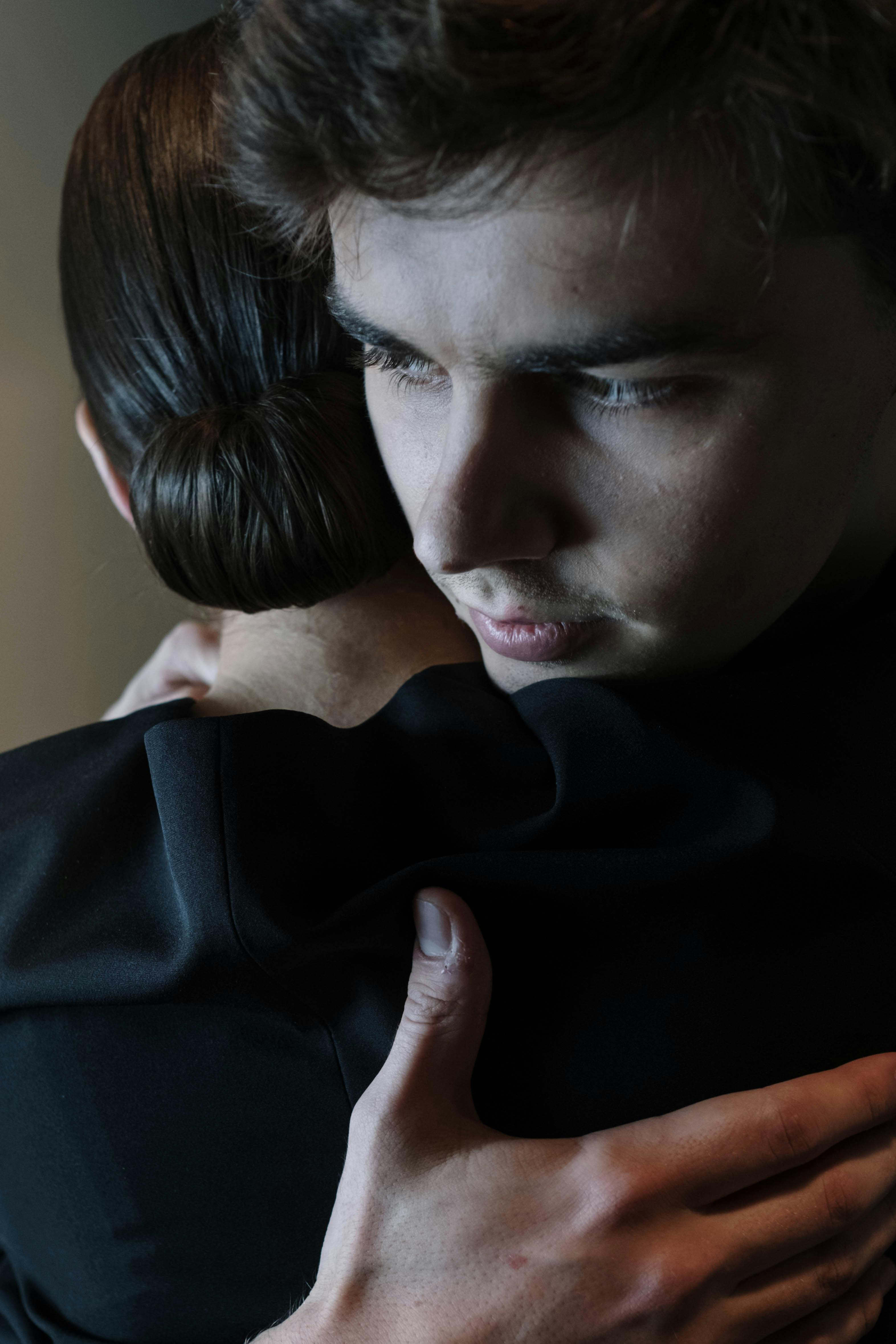 Un homme réconfortant une femme | Source : Pexels