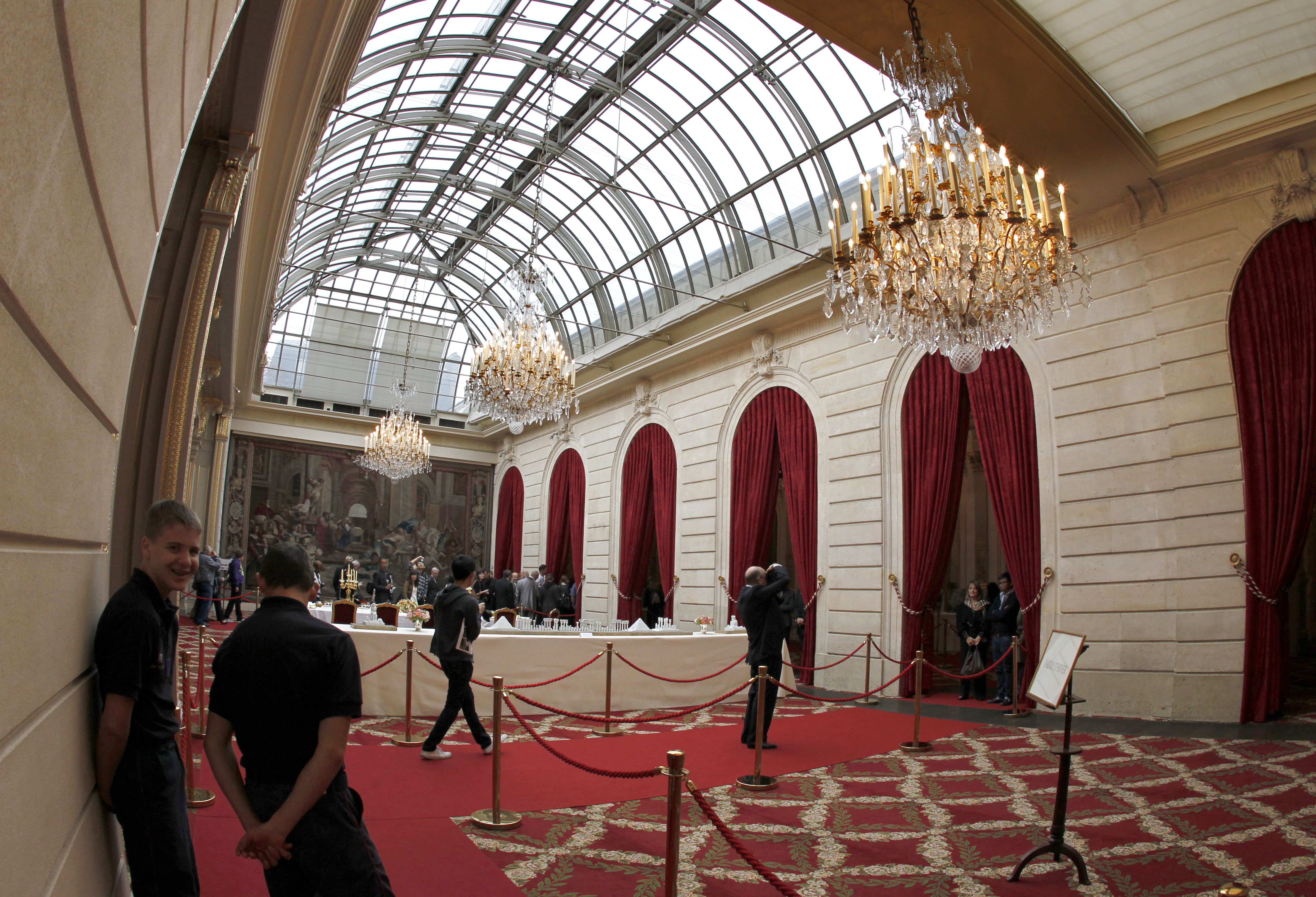 Des touristes se sont rassemblés à l'intérieur du Jardin d'hiver à Paris, en France, le 17 septembre 2011. | Source : Getty Images