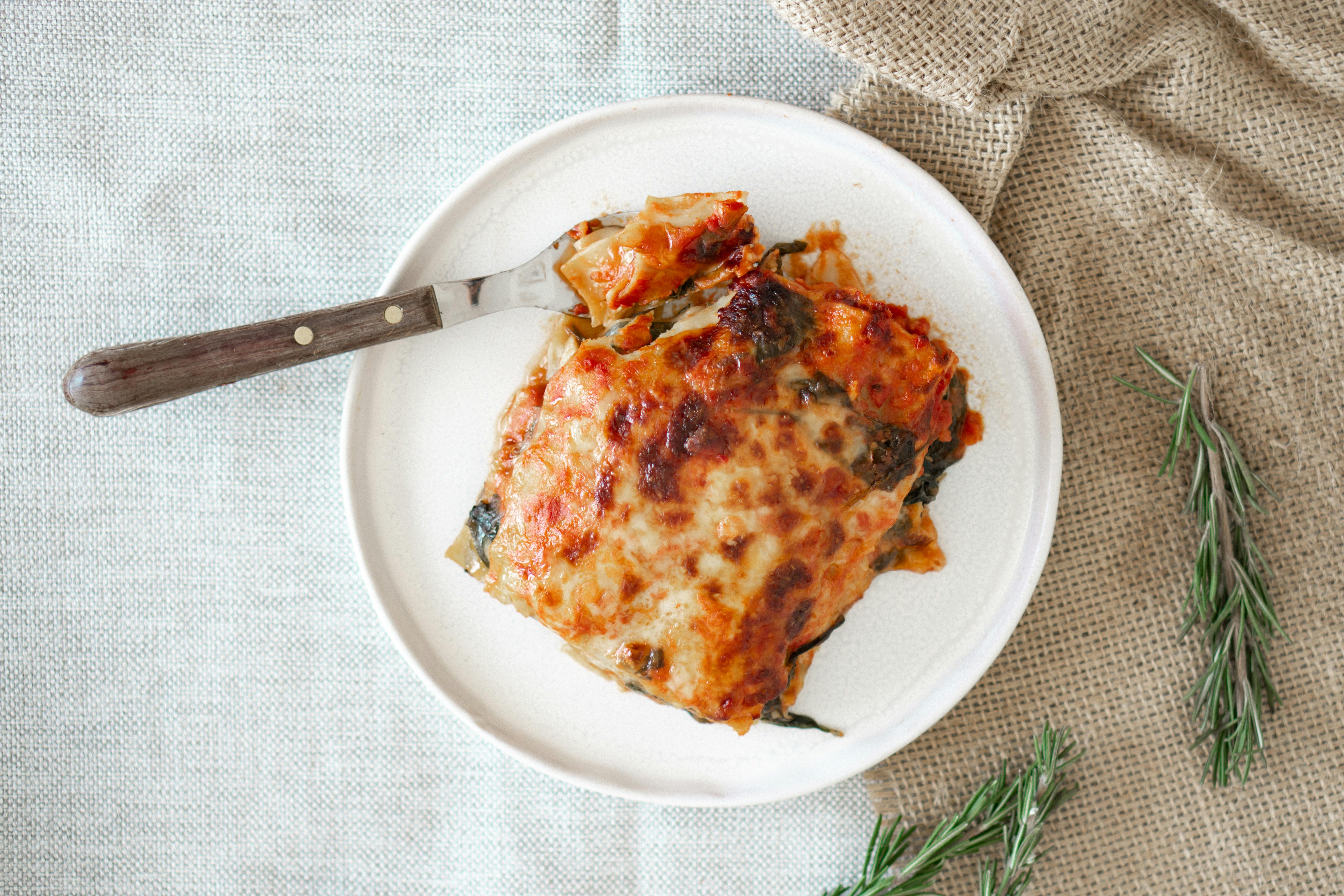 Une tranche de lasagnes sur une assiette | Source : Pexels
