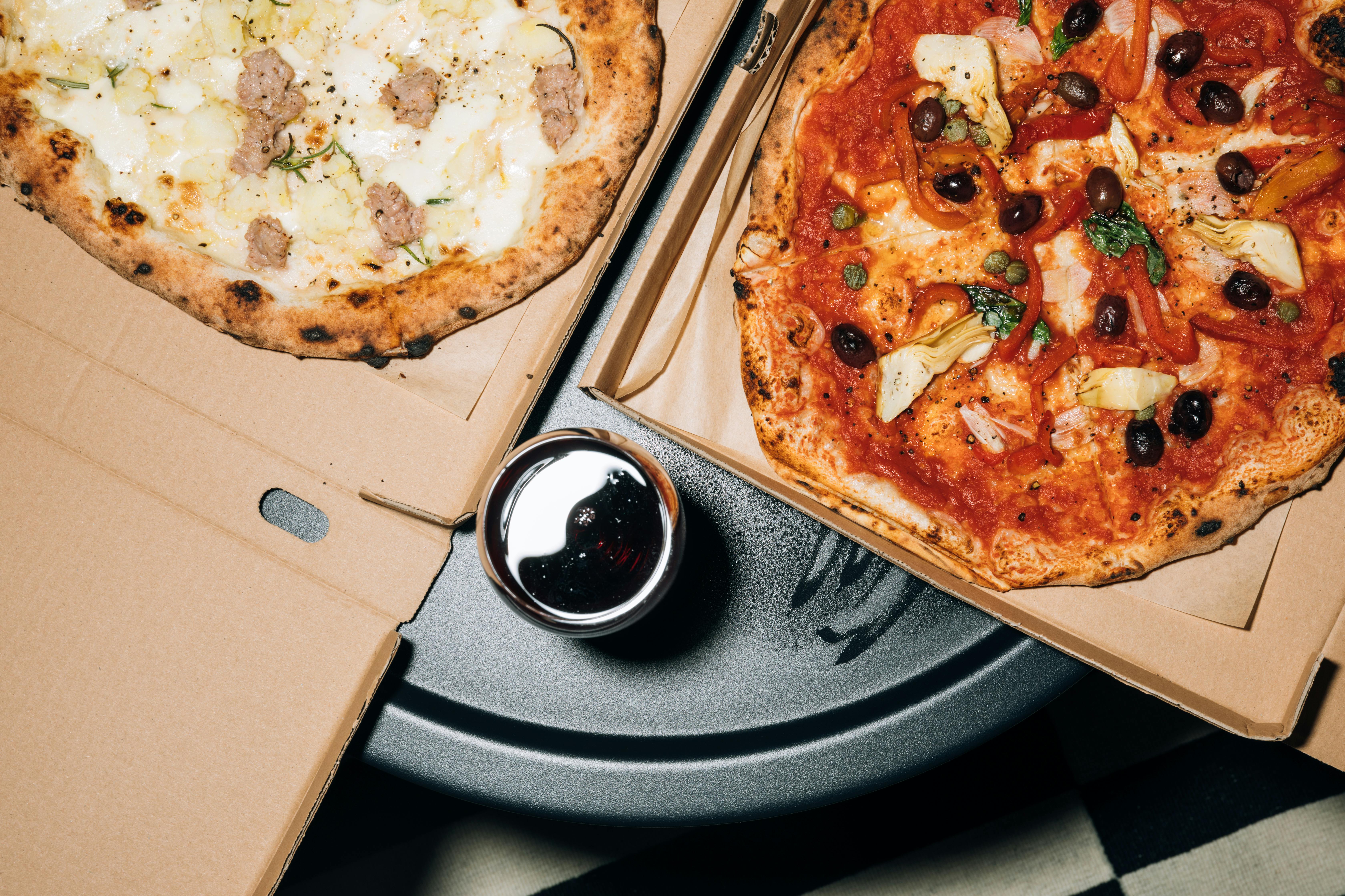 Des boîtes de pizza sur une table | Source : Midjourney