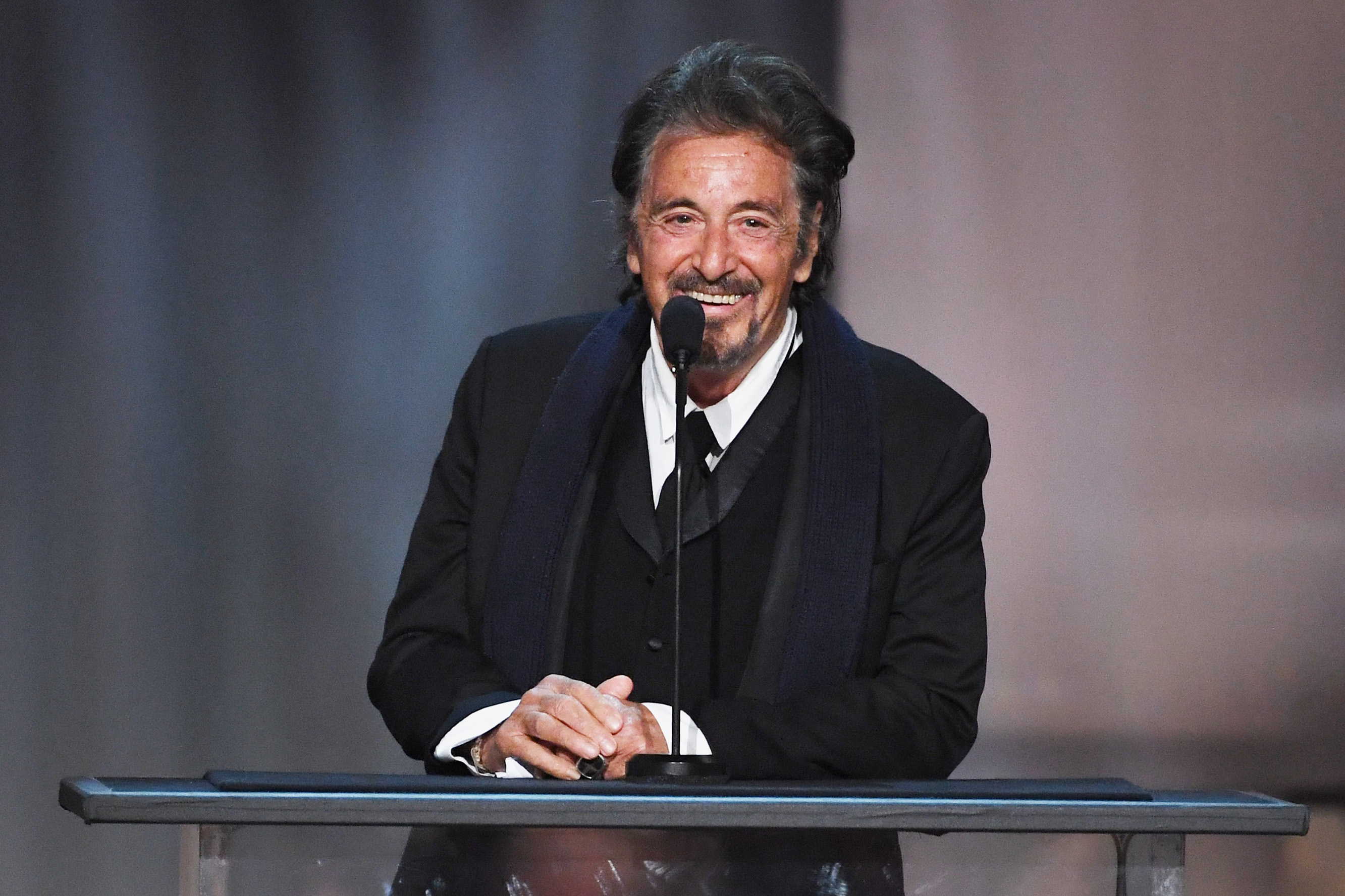 Al Pacino s'exprime sur scène lors du 45e gala de remise des prix de l'American Film Institute en hommage à Diane Keaton au Dolby Theatre, le 8 juin 2017 à Hollywood, en Californie | Source : Getty Images